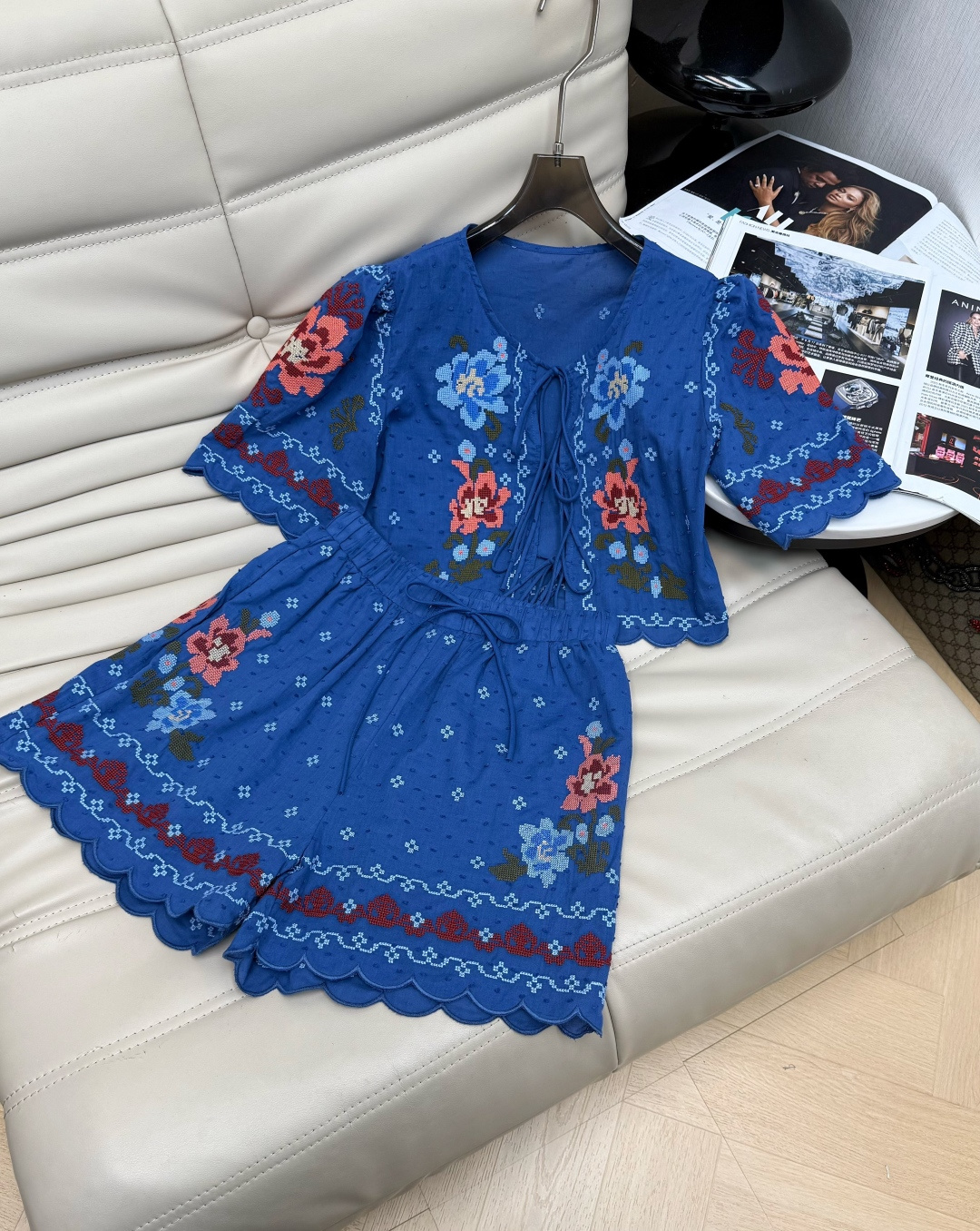 NO:838016,Tops and pants 2026Ss blue embroidered suit, top + high-waisted shorts, full of retro style!  The top has a loose + tie design, the cuffs are slightly flared, and the shorts have an elastic waist, making it super easy to put on and take off. The pure cotton fabric is light and breathable, super comfortable to wear in summer, the embroidery details are super exquisite, and the floral pattern has a super exotic feel ~ It is great for daily outings and vacation photos. Pair it with a straw bag or pearl jewelry to directly add a retro atmosphere!  SML,,espadrilles,shorts,19860909上衣 裤子2026Ss蓝色刺绣套装,上衣+高腰短裤,复古风满满！上衣宽松+系带设计,袖口微喇叭,短裤松紧腰,穿脱超方便.纯棉面料轻薄透气,夏天穿超舒服,刺绣细节超精致,花卉图案超有异域感～日常出街、度假拍照都很出片,搭配草编包或珍珠饰品,复古氛围感直接拉满！SML,,espadrilles,shorts,,Women's clothing