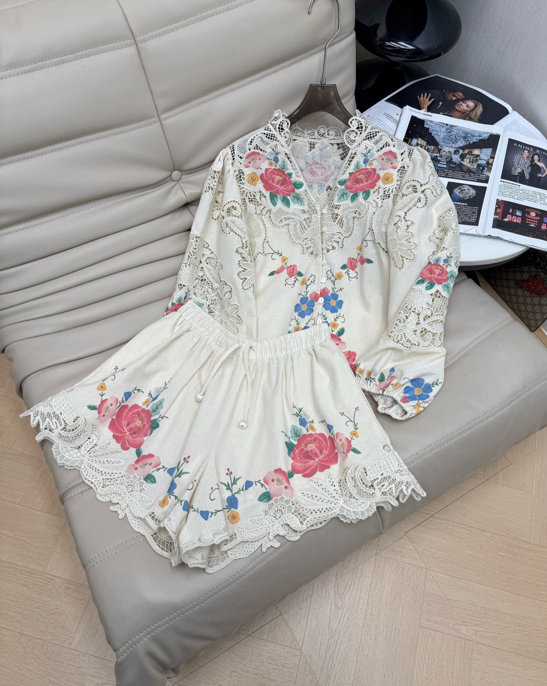 NO:845012,Tops and pants 2026 spring and summer embroidered shirt suit, made of off-white cotton, light and breathable, heavy color floral embroidery + hollow lace, full of French retro feel V-neck + puff sleeve design, cuffs and hem lace splicing, super exquisite details. The shorts are embroidered in the same series, overall elegant and practical, commuting, vacation, day, romantic pastoral style ~ both design and quality recommended SML, shorts, shirts,19860909上衣 裤子 2026春夏刺绣衬衫套装,米白棉材质,轻盈透气,重工彩色花卉刺绣+镂空蕾丝,法式复古感满满 V领+泡泡袖设计,袖口和下摆蕾丝拼接,细节超精致.短裤同系列刺绣,整体优雅又实用,通勤、度假、日,浪漫田园风～设计感与品质兼具 推荐SML,,shorts,shirts,,Women's clothing