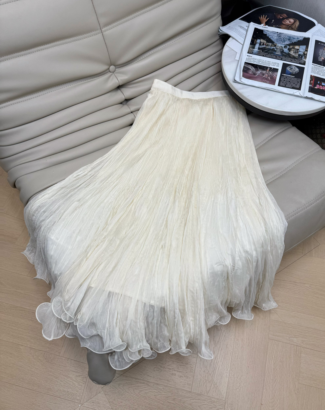 NO:845027,The popular 26Ss streamer gauze pleated skirt adopts a high-waisted version. The lightweight mesh material has a pearlescent luster and a perfect drape. The skirt has rich layers and is elegant and flexible when walking. The off-white tone is soft and white, and the pleat design is full of three-dimensionality. It can modify the body shape without being too picky. It can be easily controlled by small people, elongates the proportions of the legs and has a fairy atmosphere. It is a must-have and versatile item in the summer wardrobe!  SML,,skirts,19860909爆款26Ss流光纱褶皱半身裙采用高腰版型,轻盈网纱材质自带珠光光泽,垂坠感满分,裙摆层次丰富,走路飘逸灵动～米白色调温柔显白,褶皱设计立体感十足,修饰身形不挑身材,小个子也能轻松驾驭,拉长腿部比例 仙气氛围感,是夏季衣橱必备百搭单品！SML,,skirts,,Women's clothing