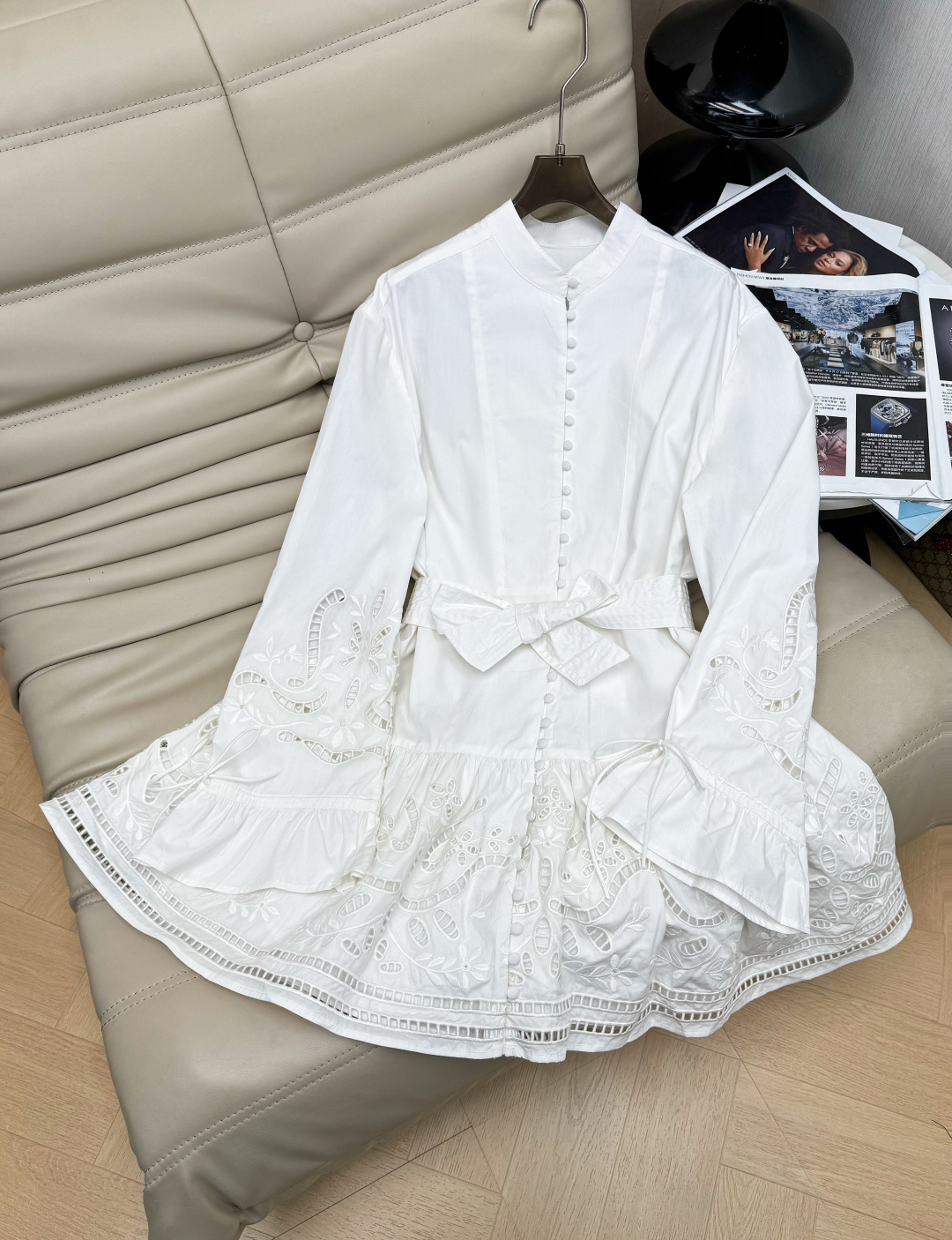 NO:845835,25Ss white embroidered shirt dress, French light style, natural cotton and linen material, soft and breathable to the touch, hand-embroidered cuffs and skirt + strap design, full of details, elegant and holiday atmosphere. Ivory white tone is fresh and versatile, easy to create a French romantic look, iconic embroidery technology, both quality and design SML,,skirts,shirts,1986090925Ss白色刺绣衬衫裙,法式轻盈风,天然棉麻材质,触感柔软透气,袖口和裙摆手工刺绣+绑带设计,细节满满,优雅又有度假氛围.象牙白色调清新百搭 轻松打造法式浪漫look标志性刺绣工艺,品质与设计感兼具SML,,skirts,shirts,,Women's clothing