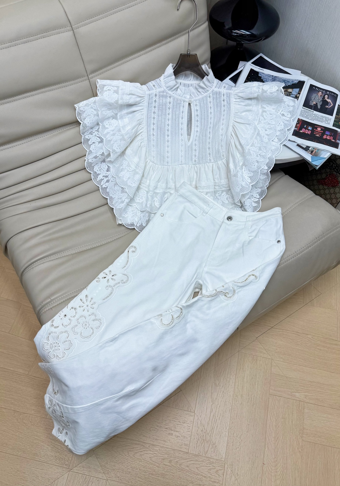 NO:856166,26ss white lace top + matching trousers, full of French retro style!  The double-layered lace top + large lapels + butterfly sleeves have super exquisite details and are embellished with embroidered patterns on the pants. It is fresh and elegant. It is perfect for spring and summer. It can be easily worn in daily life or on vacation. It is comfortable and fashionable!  34-36-38 Top MB60 Pants,,1986090926ss白色蕾丝上衣+同花长裤,法式复古风满满！上衣双层蕾丝+大翻领+蝴蝶袖,细节超精致加裤子刺绣花纹点缀,清新优雅.春夏穿超适合,日常或度假都能轻松驾驭,舒适又时髦！34-36-38 上衣MB60 裤子,,,Women's clothing