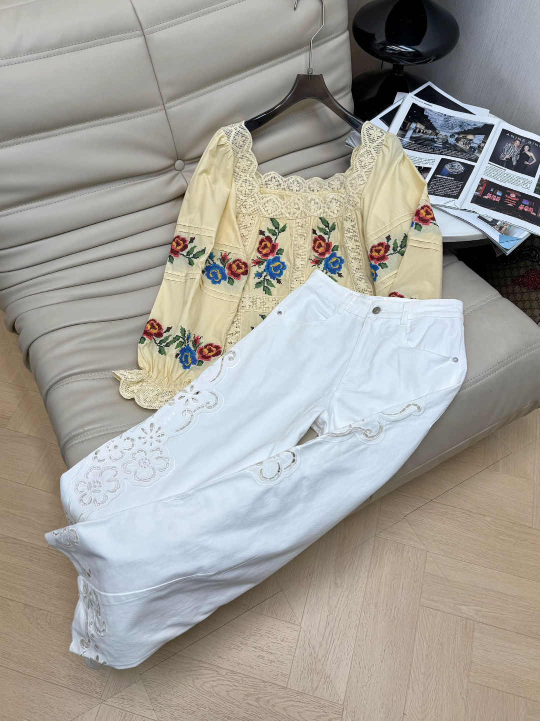 NO:856064,Tops and pants, 26-year-old rose heavy embroidery, full of French retro pastoral style!  Square collar + puff sleeves + hollow lace splicing, the details are super exquisite. It is made of light cotton fabric, which is very comfortable to wear in spring and summer. The loose babydoll style covers the flesh and makes you look slimmer. It looks great with jeans or floral skirts. It is easy to get the French lazy atmosphere ~ a must-have for the light luxury niche!  34-36-38,,skirts,jeans,19860909上衣 裤子 26年玫瑰重工刺绣,法式复古田园风满满！方领+泡泡袖+镂空蕾丝拼接,细节超精致.轻薄棉质面料,春夏穿超舒服,宽松娃娃衫版型遮肉显瘦,搭牛仔裤或碎花裙都很出片,轻松get法式慵懒氛围感～轻奢小众必入！34-36-38,,skirts,jeans,,Women's clothing