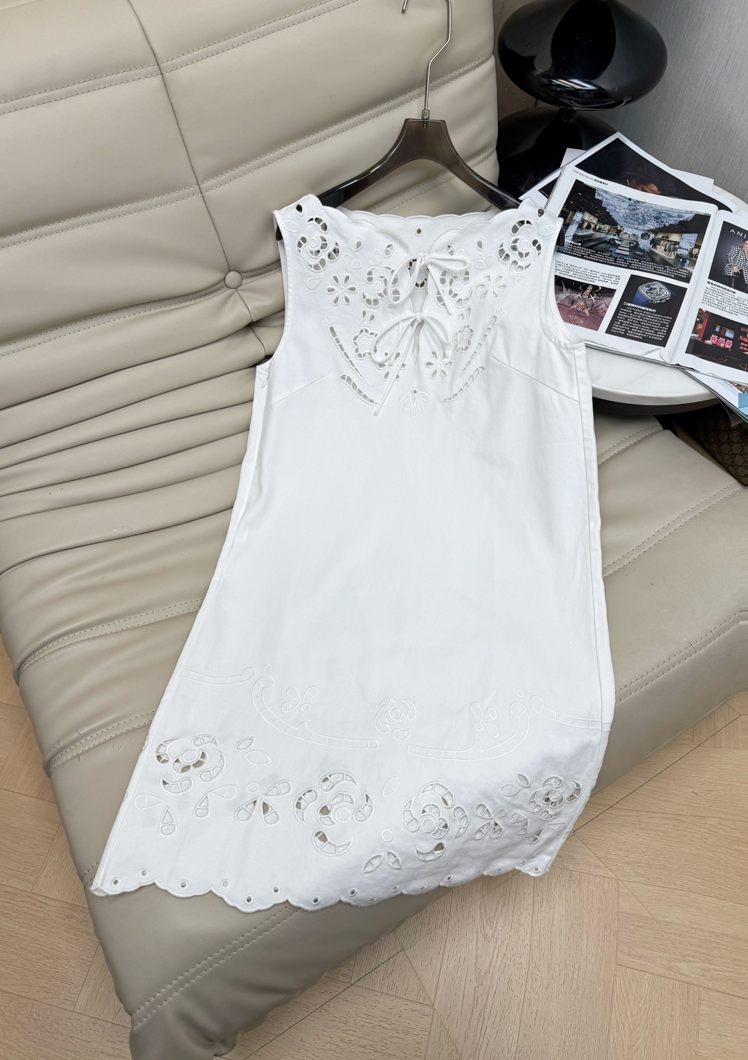 NO:856075,26 heavy-duty sleeveless cotton twill fabric, anti-wrinkle and wear-resistant, super refreshing to wear in summer!  Sleeveless + bow tie at the neck, hollow embroidery on the skirt, full of details, smart and elegant. The loose straight version is super friendly to the figure and can be easily worn by small people. It can be worn daily, on vacation, and on dates. Pair it with sandals or simple accessories to easily get a romantic summer atmosphere. 34-36-38,,sandals,skirts,1986090926重工无袖棉斜纹面料,抗皱耐磨夏天穿超清爽！无袖+领口蝴蝶结,裙摆镂空刺绣,细节满满,灵动优雅.宽松直筒版型,对身材超友好,小个子也能轻松驾驭,日常、度假、约会都能穿,搭配凉鞋或简约配饰,轻松get夏日浪漫氛围感 34-36-38,,sandals,skirts,,Women's clothing