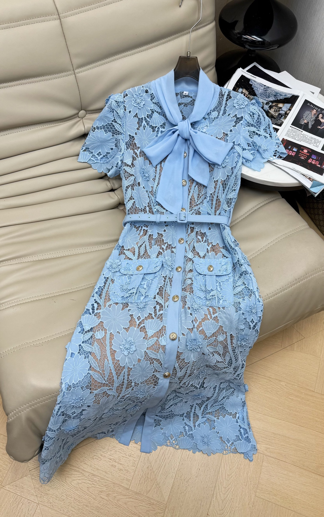 NO:859523,The 26Ss blue lace dress (with suspenders) is made of exquisite floral lace fabric, elegant and full of customized buttons, full of details, long ribbon design on the neckline, smart and layered. The skirt reaches the calf, and is slim-fitting, easily showing off your body curves. It can be easily managed for daily commuting, dating or formal occasions. Pair it with high heels or clutch bag to make you look fuller. S-XL, high heels, handbag, skirts,1986090926Ss蓝色蕾丝连衣裙(配吊带）采用精致花卉蕾丝面料,优雅气质风满满定制纽扣点缀,细节感十足,领口长飘带设计,灵动又有层次.裙摆及小腿,剪裁修身,轻松展现身材曲线.日常通勤、约会或正式场合都能轻松驾驭,搭配高跟鞋或手拿包,气质直接拉满.S-XL,,high heels,handbag,skirts,,Women's clothing