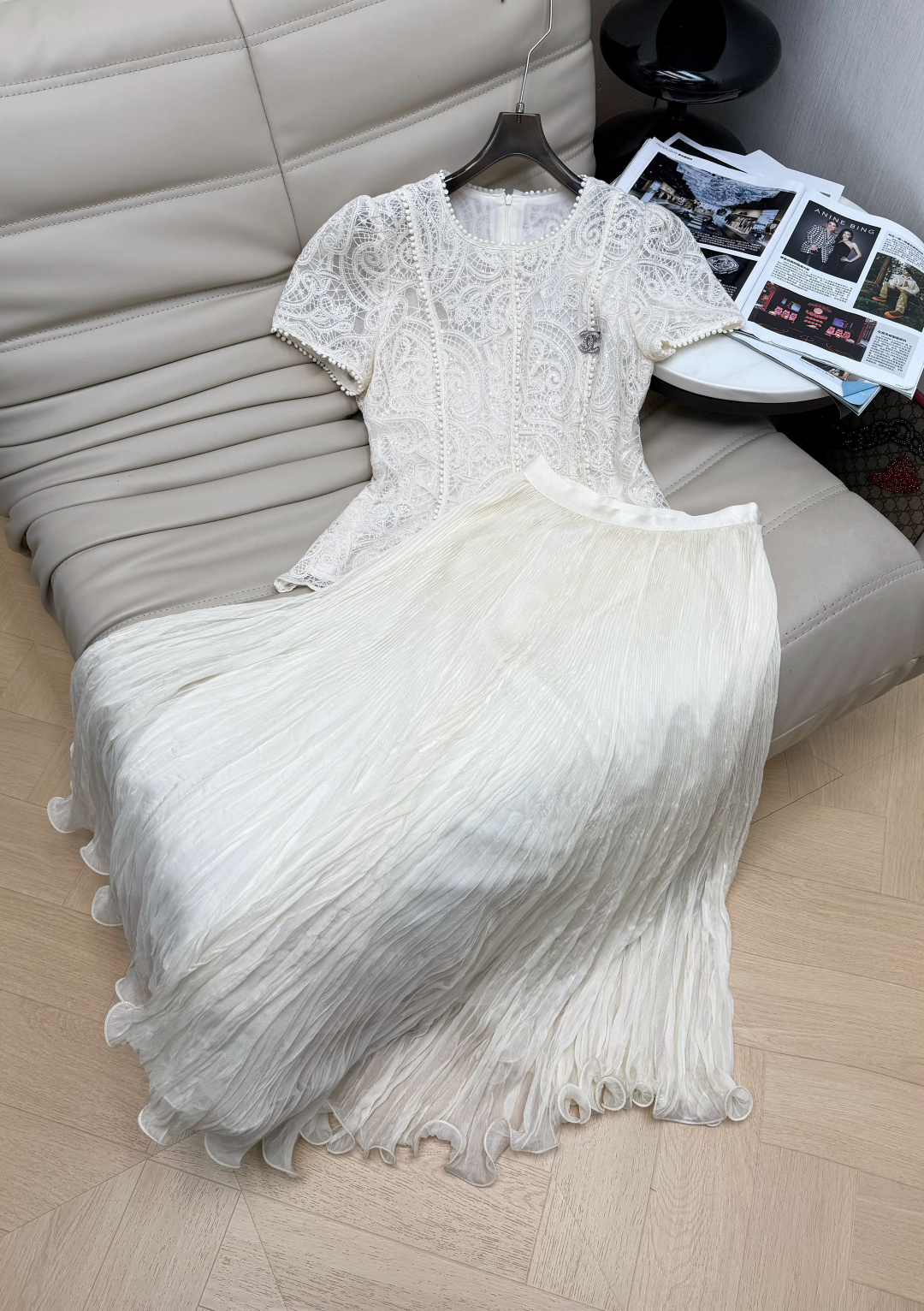 NO:859548,26Ss new suit. The upper body is made of exquisite lace with delicate patterns. It is equipped with exquisite small brooches. The short-sleeved design is elegant and retro. The lower body is a light pleated gauze skirt with perfect drape. The wavy edge of the skirt is super smart ~ the overall style is forest fairy. It is very popular in photos, weddings and vacations!  The material is light and breathable, super comfortable to wear in spring and summer, and the atmosphere directly attracts SML, skirts, T-shirts, brooch, breastpin, etc.1986090926Ss新款套装 上身是精致蕾丝,花纹细腻 配精致小胸针 短袖设计优雅复古.下身轻盈褶皱纱裙,垂坠感满分,裙摆波浪边超灵动～整体风格森系仙女,拍照、婚礼、度假都很出片！材质轻薄透气,春夏穿超舒服,氛围感直接拉满SML,,skirts,T-shirt,brooch，breastpin,,Women's clothing