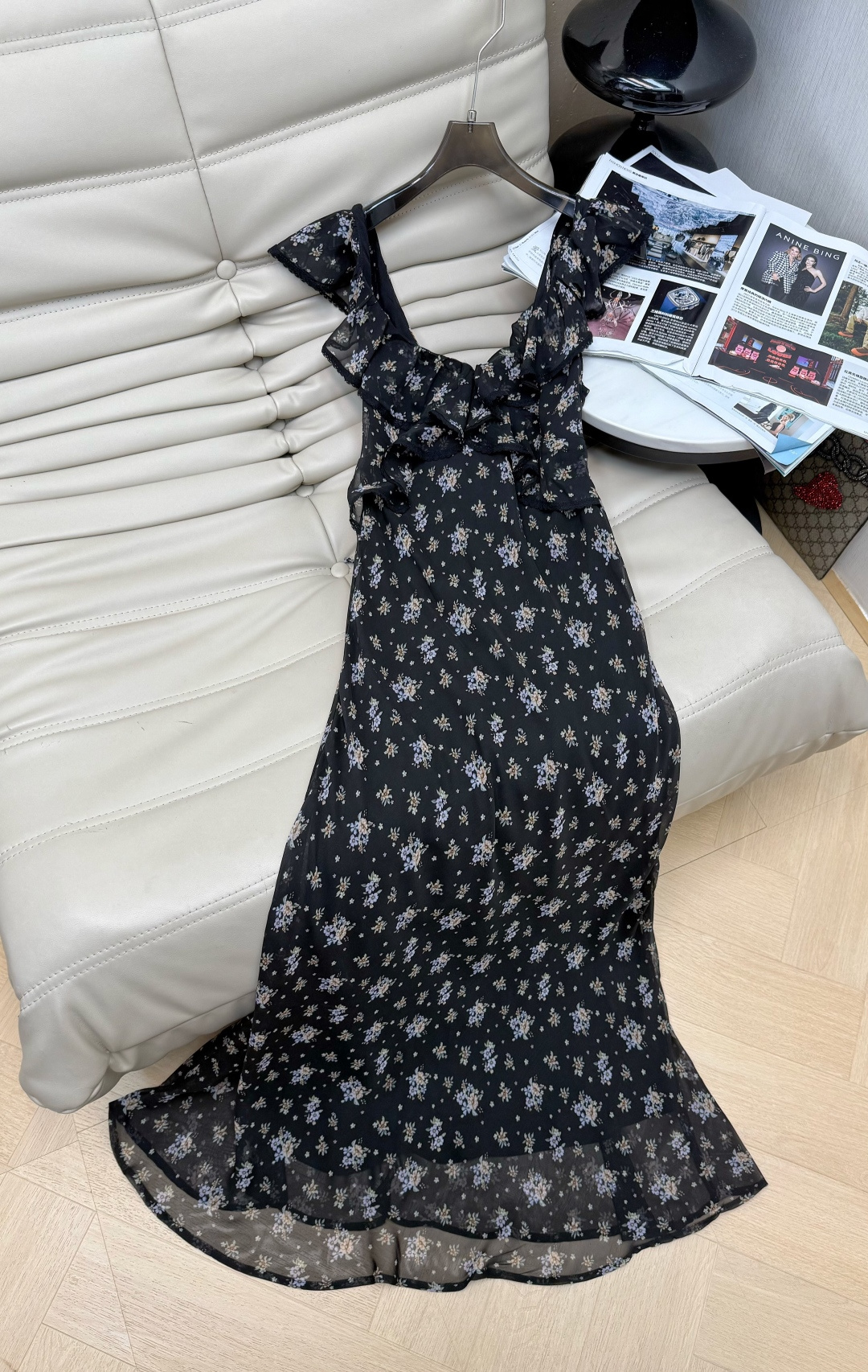 NO:875344,The popular 26Ss new floral dress, black bottom with light-colored florals, full of French elegance!  Sleeveless + ruffle design, modified shoulder and neck lines, waist cut to show off body proportions. Light and thin drape fabric, super comfortable to wear in summer, the skirt reaches the ankles, and has a sense of elegance when walking~ It can be easily used for daily life, dating, and vacation. It looks slim and versatile, and is a must-have item for summer wardrobe SML,,skirts,19860909爆款26Ss新款碎花连衣裙,黑底配浅色碎花,法式优雅气质满分！无袖+荷叶边设计,修饰肩颈线条,收腰剪裁超显身材比例.轻薄垂坠面料,夏天穿超舒服,裙摆及踝,走路自带飘逸感～日常、约会、度假都能轻松驾驭,显瘦又百搭,是夏季衣橱必备单 SML,,skirts,,Women's clothing