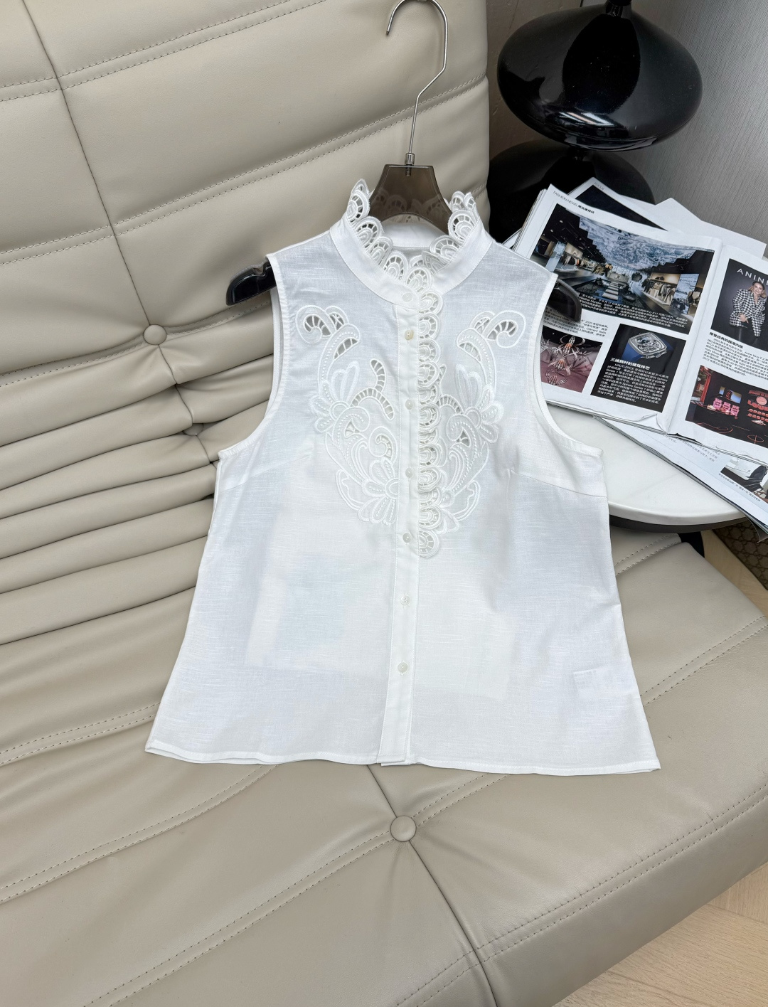 NO:860982,26Ss sleeveless white shirt is made of cotton blended linen fabric, breathable and comfortable, perfect for summer!  Hollow embroidery + V-shaped lace splicing, full of details, elegant and design. The round neck design is simple and generous, and it is OK to wear alone or with suspenders. It can be easily used for commuting, vacation, and daily life. The fabric is light, has a good drape, and is cool and non-sticky when worn. It is a must-have and versatile item for the summer wardrobe. SML,, shirts,1986090926Ss无袖白衬衫采用棉混纺亚麻面料 透气舒适,夏天穿超合适！镂空刺绣+V形蕾丝拼接,细节满满,优雅又有设计感 圆领设计简约大方,单穿或搭配吊带都很OK,通勤、度假、日常都能轻松驾驭.面料轻盈,垂坠感好,穿着凉爽不黏身,是夏季衣橱必备百搭单品 SML,,shirts,,Women's clothing