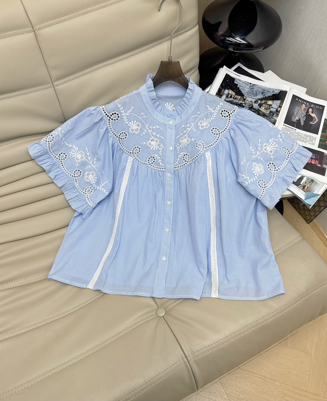 NO:860994,26Ss blue embroidered short-sleeved shirt is made of light cotton fabric, super breathable in summer!  White floral embroidery + hollow pattern, retro and exquisite. The ruffled neckline and cuffs are full of feminine temperament. The front button design makes it easy to put on and take off. The vertical stripe embroidery details make the layering richer. It is suitable for daily commuting or leisure. Pair it with high-waisted pants/skirts for a fresh and elegant look!  ,,skirts,shirts,T-shirt,1986090926Ss蓝色刺绣短袖衬衫采用轻薄棉质面料,夏天穿超透气！白色花卉刺绣+镂空花纹,复古又精致 荷叶边领口和袖口,柔美气质满分,前襟纽扣设计,穿脱方便.竖条纹刺绣细节让层次感更丰富,日常通勤或休闲都很适合,搭配高腰裤/裙装,清新优雅get！,,skirts,shirts,T-shirt,,Women's clothing