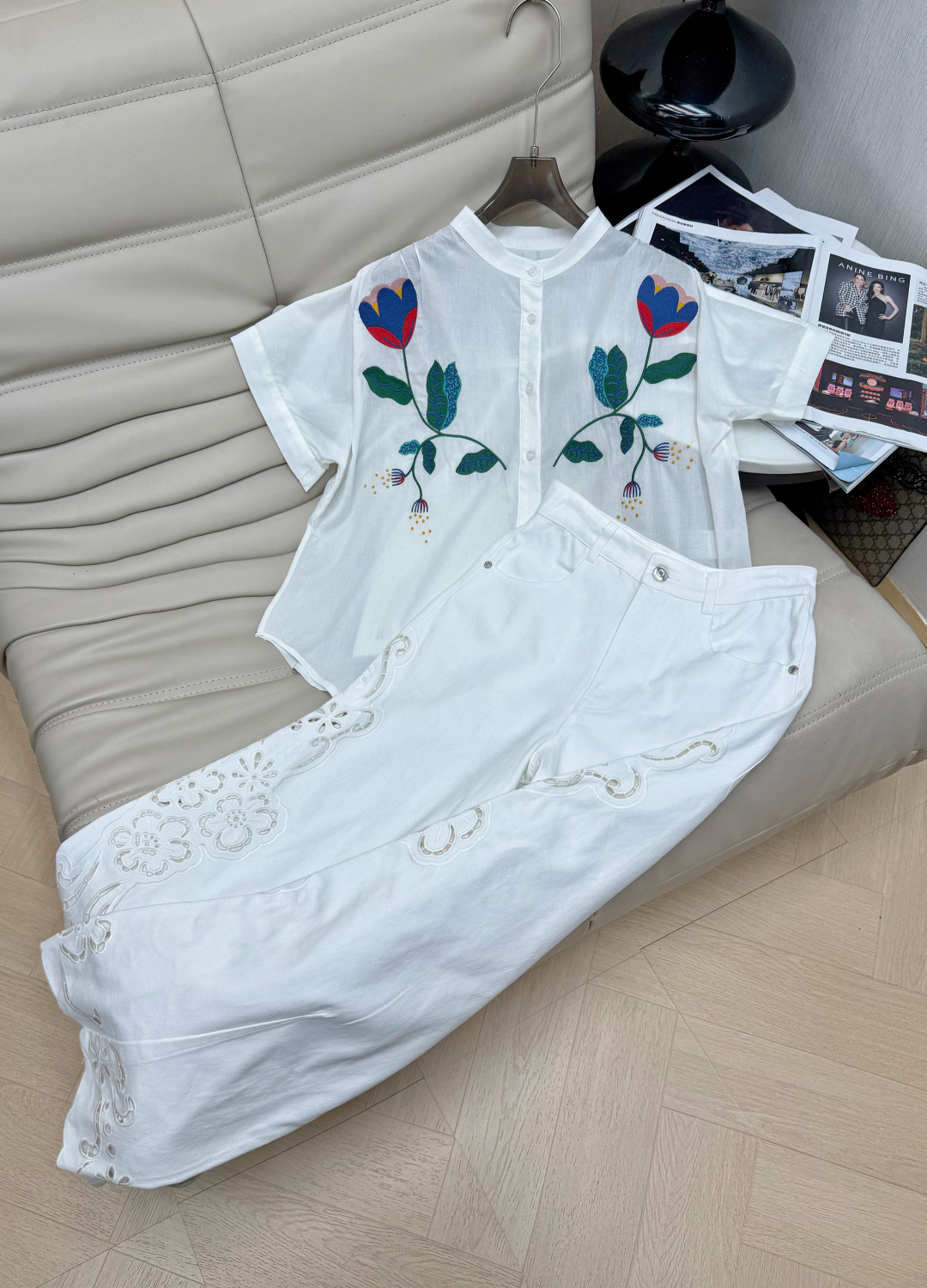 NO:862634,Tops, pants, 26Ss short-sleeved shirts are made of light and breathable cotton fabric, super comfortable to wear in summer!  The blue and red flowers + green leaves embroidery on the front are full of handwork and full of artistic flavor. The stand-up collar + front button design is easy to put on and take off, and the loose version is very tolerant. It is suitable for daily leisure or vacation ~ you can easily get a natural style outfit!  SML tops MB30 pants MB30,,shirts,T-shirt,19860909上衣 裤子26Ss短袖衬衫采用轻薄透气棉质面料,夏天穿超舒服！正面蓝红花朵+绿叶刺绣,手工感满满,艺术气息十足.立领+正面纽扣设计,穿脱方便,宽松版型包容性强,日常休闲或度假都很适合～轻松get自然风穿搭！ SML 上衣MB30裤子MB30,,shirts,T-shirt,,Women's clothing