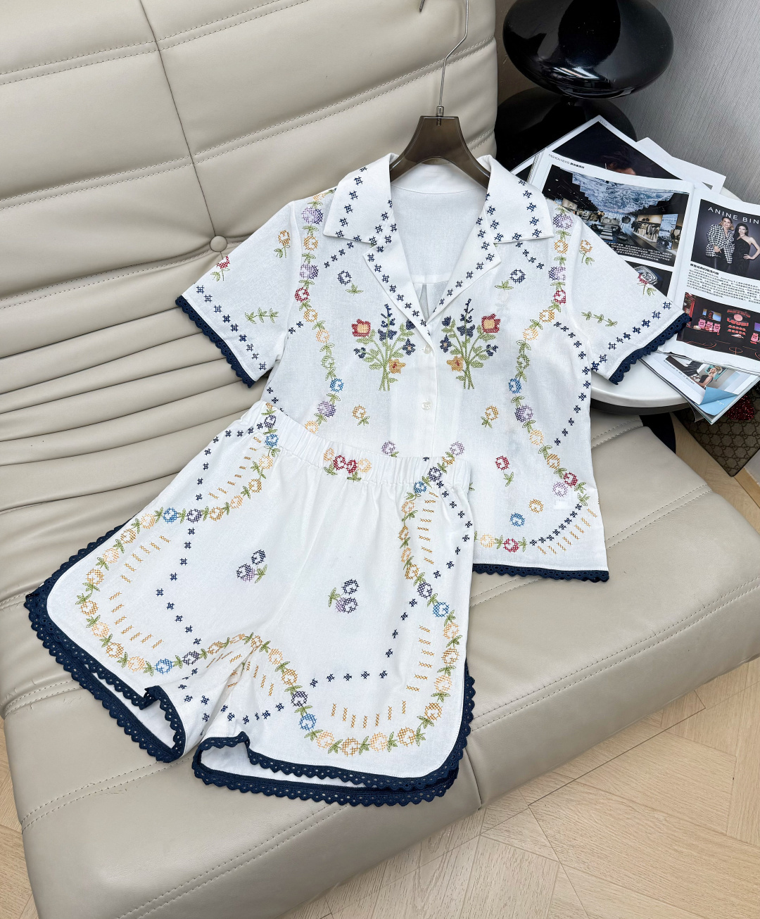 NO:864086,Top, pants, 26Ss white embroidered suit (P can be separated), full of French pastoral style, light and breathable fabric, perfect for summer!  Colorful floral embroidery + dark blue lace, full of details. The short-sleeved lapel design of the top is elegant and casual. The elastic waist design of the pants is very tolerant and very slimming and modifies the leg shape. It is loose, comfortable and elegant. Pair it with a straw bag or flat sandals for a fresh and natural feeling~ SML Top MB40 Pants MB00,, sandals, espadrilles, T-shirt,19860909上衣 裤子 26Ss白色刺绣套装(可分开P)法式田园风满满,轻薄透气面料超适合夏天！彩色花卉刺绣+深蓝蕾丝边,细节感拉满 上衣短袖翻领设计,优雅又休闲,裤子松紧腰设计包容性强非常显瘦修饰腿形 宽松,舒适又显气质,搭配草编包或平底凉鞋,清新自然感直接拿捏～ SML 上衣MB40 裤子MB00,,sandals,espadrilles,T-shirt,,Women's clothing