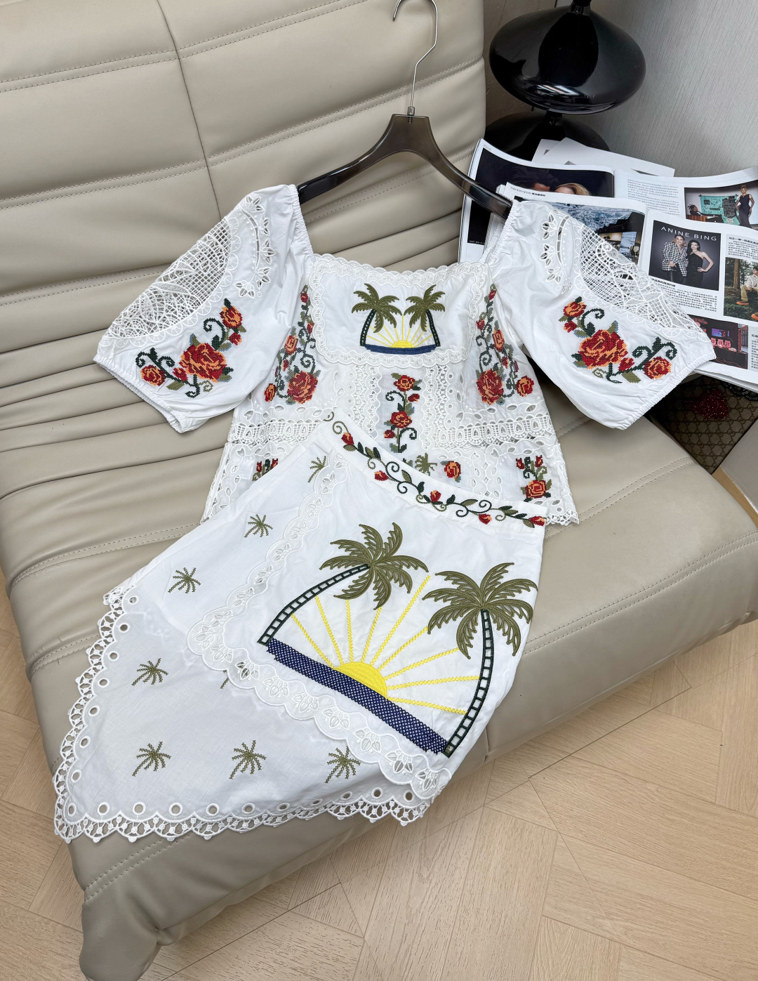 NO:864100,26SS new suit (separable P) white cotton fabric + exquisite embroidery, coconut trees, roses, and sun elements have a super Brazilian tropical atmosphere!  Square neck + puff sleeves + lace cutouts, perfect details. The skirt is irregularly cut and has small lace edges to make it full of details ~ romantic and elegant. Recommend SML.,,skirts,1986090926SS新款套装(可分开P)白色棉质面料+精致刺绣,椰树、玫瑰、太阳元素超有巴西热带氛围感！方领+泡泡袖+蕾丝镂空,细节满分 半裙不规则裁剪拼小蕾丝边细节感拉满～浪漫又优雅 推荐SML .,,skirts,,Women's clothing