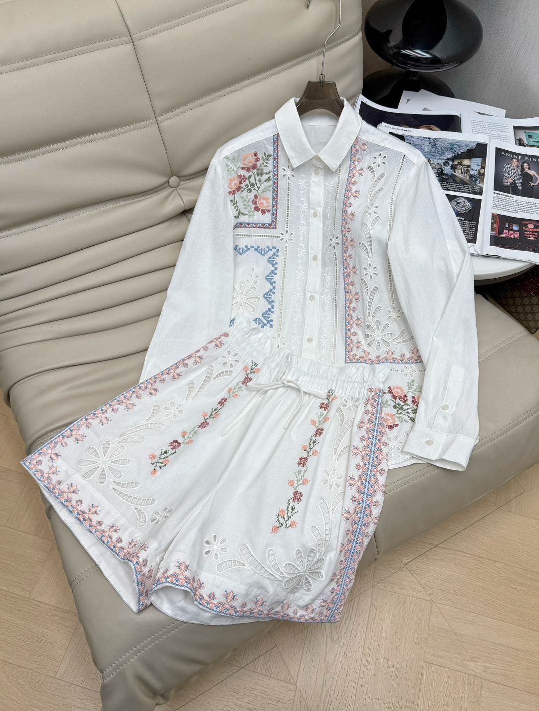 NO:866066,26SS new Miao style white embroidery suit is made of pure cotton, light and breathable cotton fabric, super comfortable to wear in spring and summer!  The top has exquisite floral embroidery + ethnic patterns, full of details, soft colors, fresh and elegant. The pants have an elastic waist design and a loose fit to modify the leg shape. The photo shoot rate of a set of tops is very high, and the combination with silver jewelry adds a sense of ethnic atmosphere~ Recommend SML top MB60 pants,,1986090926SS新款苗族风白色刺绣套装 采用纯棉轻薄透气棉质面料,春夏穿超舒服！上衣精致花卉刺绣+民族风图案,细节满满,色彩柔和,清新优雅 裤子松紧腰设计宽松版型修饰腿形 一套上身拍照出片率超高,搭配银饰更有民族氛围感～推荐SML 上衣MB60裤子,,,Women's clothing