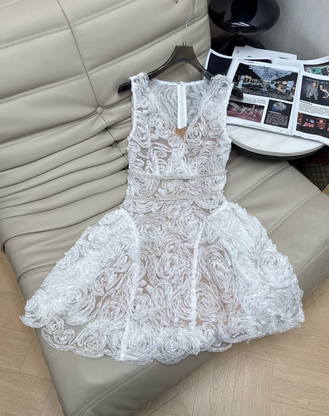 NO:867975,26Ss new lace dress (with suspenders inside) three-dimensional rose pattern + V-neck sleeveless design. Modify the shoulder and neck lines, perfect elegant temperament. The double-layer pearl waist chain tightens the waist to show your figure. The A-line skirt is fluffy and flexible, giving you a sense of atmosphere when you walk. White lace material, light and breathable, perfect for spring and summer!  It can be easily worn on dates, parties and important occasions. Gentle and dignified, it is the first choice for 'princess on the run' style~SML.,,skirts,1986090926Ss新款蕾丝连衣裙(里面配吊带)立体玫瑰花纹+V领无袖设计 修饰肩颈线条,优雅气质满分 双层珍珠腰链收腰显身材,A字裙摆蓬松灵动,走路自带氛围感.白色蕾丝材质,轻盈透气,春夏穿超适合！约会、派对、重要场合都能轻松驾驭 温柔又显贵,是“在逃公主”风穿搭首选~SML.,,skirts,,Women's clothing