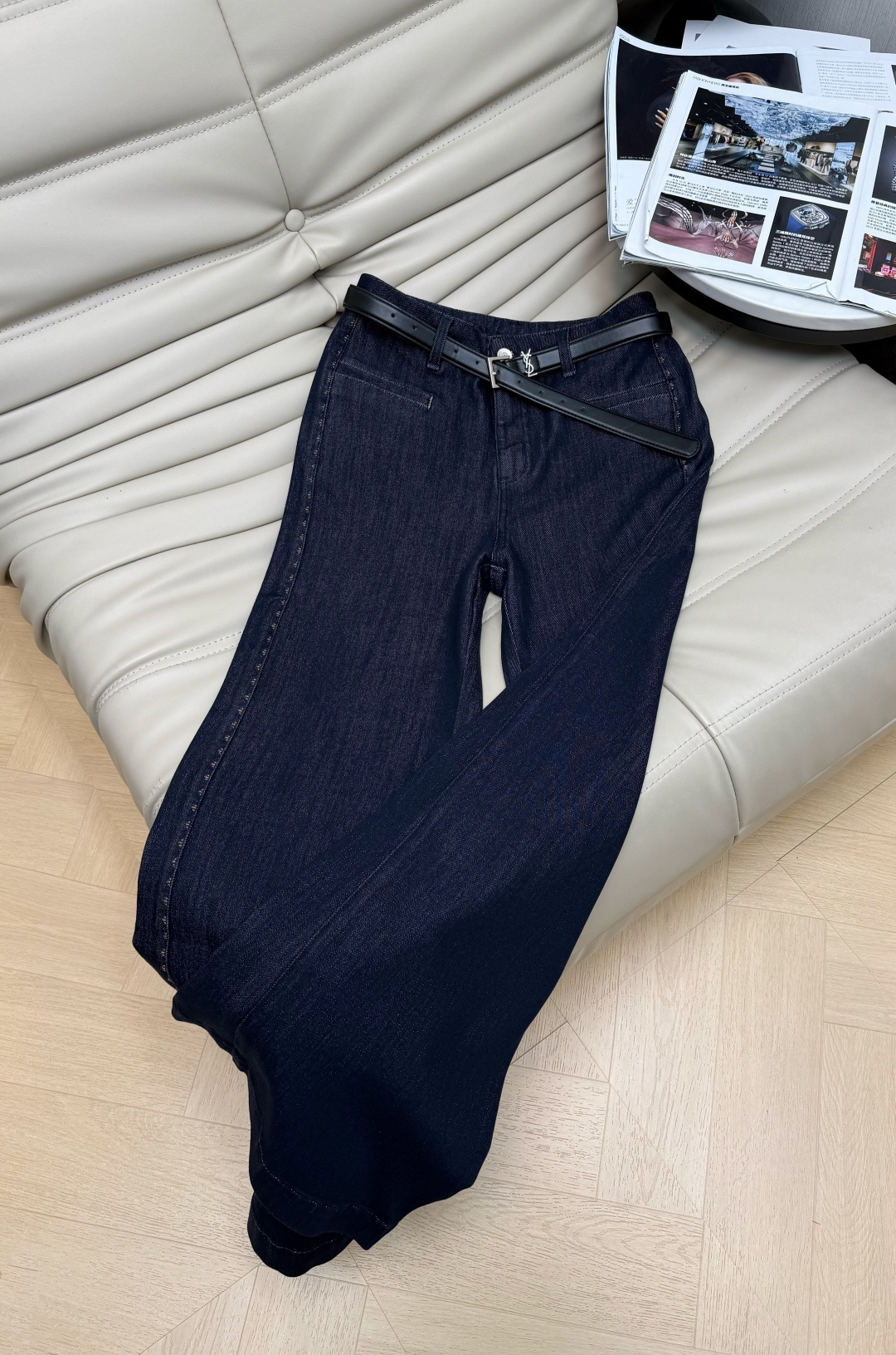 NO:878009,26SS dark blue bootcut jeans are made of Tencel denim fabric, with a retro bootcut design that shows off your leg shape and is friendly to pear-shaped figures!  The high-waisted version with a belt is comfortable and flatters the proportions. The dark blue tone is perfect for texture and is versatile and easy to wear. The fabric is soft and drapey, making it super comfortable to wear in spring and summer. It can be easily worn in casual wear. It is a must-have and practical item in the wardrobe!  SMLXL,,jeans,1986090926SS深蓝色微喇牛仔裤 采用天丝牛仔面料,复古微喇设计超显腿型,梨形身材友好！高腰版型配腰带 舒适又修饰比例,深蓝色调质感满分,百搭不挑人 面料柔软垂坠,春夏穿超舒服 休闲都能轻松驾驭,是衣橱必备实用单品！SMLXL,,jeans,,Women's clothing