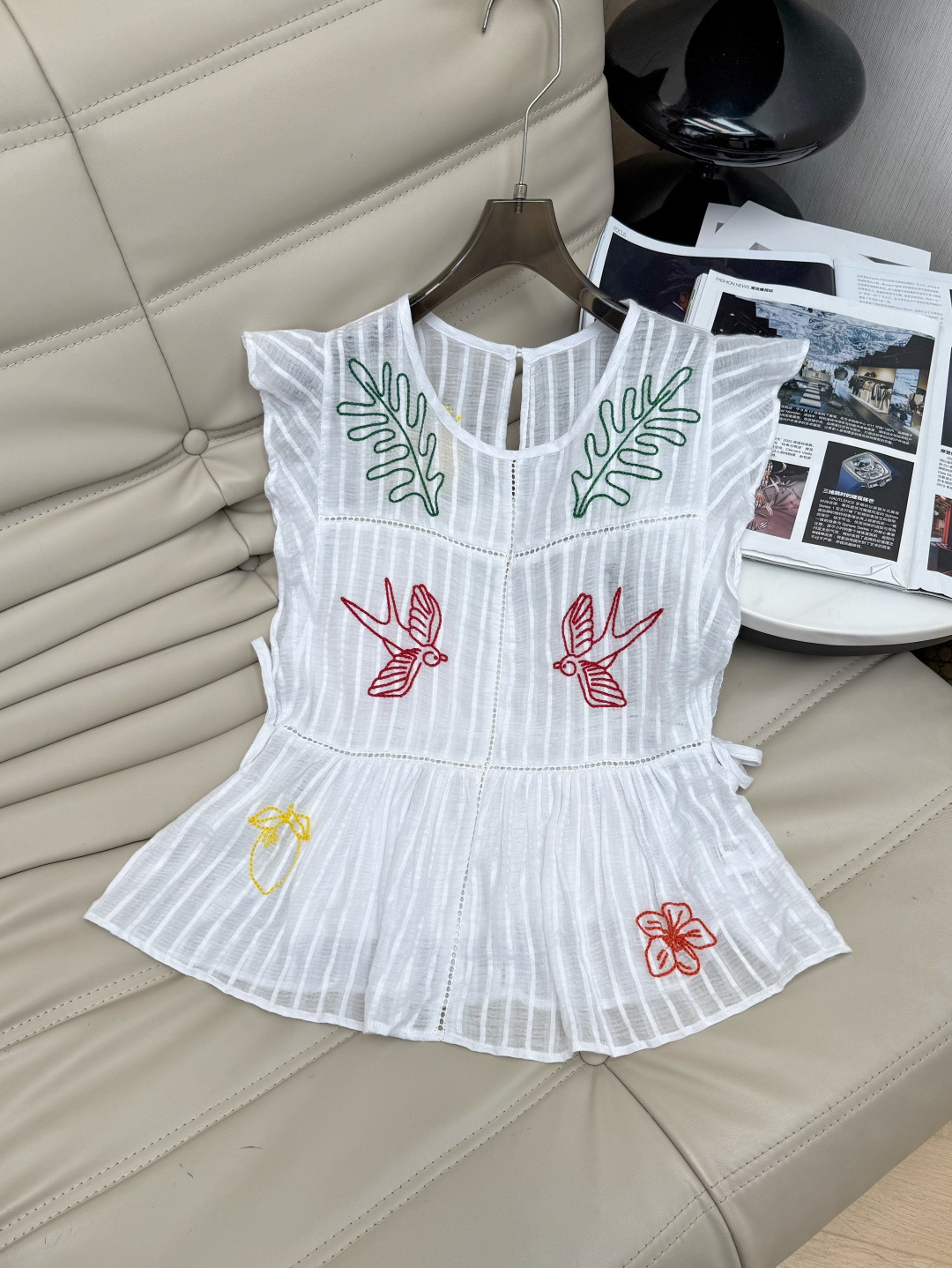 NO:870408,26 spring and summer series tops, white organic cotton fabric, light and breathable, super comfortable to wear in summer!  Flying sleeves + waist drawstring design, flattering the body shape and flexibility, embroidered with red swallows, green leaves, and small flowers, full of French romantic atmosphere. The round neck is simple, and it goes well with skirts and shorts during the day. Recommend SML,,skirts,shorts,1986090926春夏系列小上衣 白色有机棉面料,轻薄透气,夏天穿超舒服！飞袖+腰部抽绳设计,修饰身形又灵动,刺绣红燕、绿叶、小花点缀,法式浪漫氛围感拉满 圆领简约,日搭配半裙、短裤都很出彩 推荐 SML,,skirts,shorts,,Women's clothing
