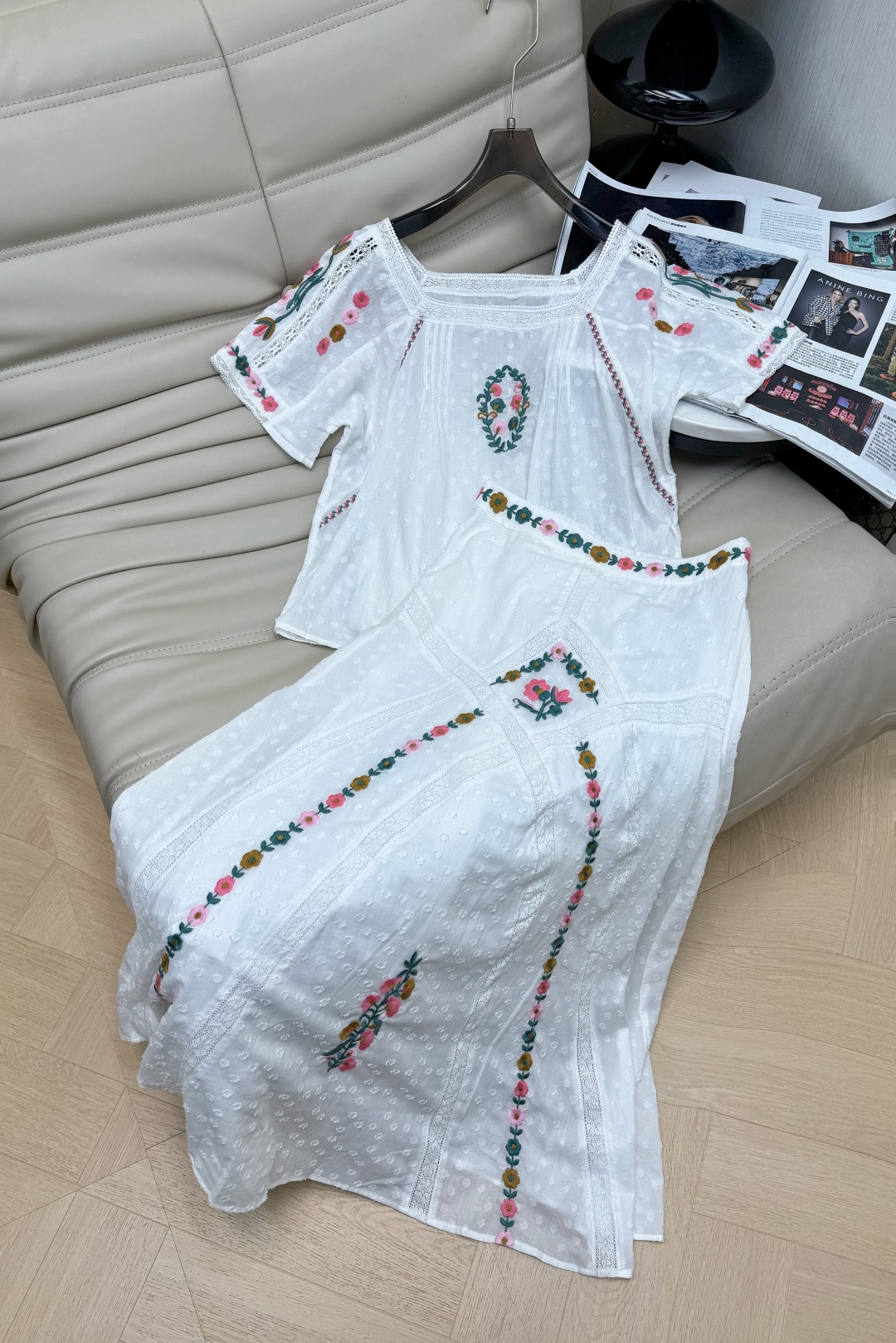 NO:870391,Top, skirt, 26Ss niche suit (can be separated into P), made of light and breathable cotton fabric, French heavy embroidery flowers + lace splicing, full of details, full of romance. The loose version covers the flesh and looks slimming, and the short-sleeved design is suitable for daily travel and vacation. The pink, green and yellow embroidery color is fresh, get the summer pastoral style look.SML,,skirts,T-shirt,19860909上衣 半裙 26Ss小众套装(可分开P )采用轻薄透气棉质面料 法式重工刺绣花朵+蕾丝拼接,细节满满,浪漫感拉满 宽松版型遮肉显瘦,短袖设计日常出行、度假都很适合.粉绿黄刺绣配色清新,get夏日田园风look.SML,,skirts,T-shirt,,Women's clothing