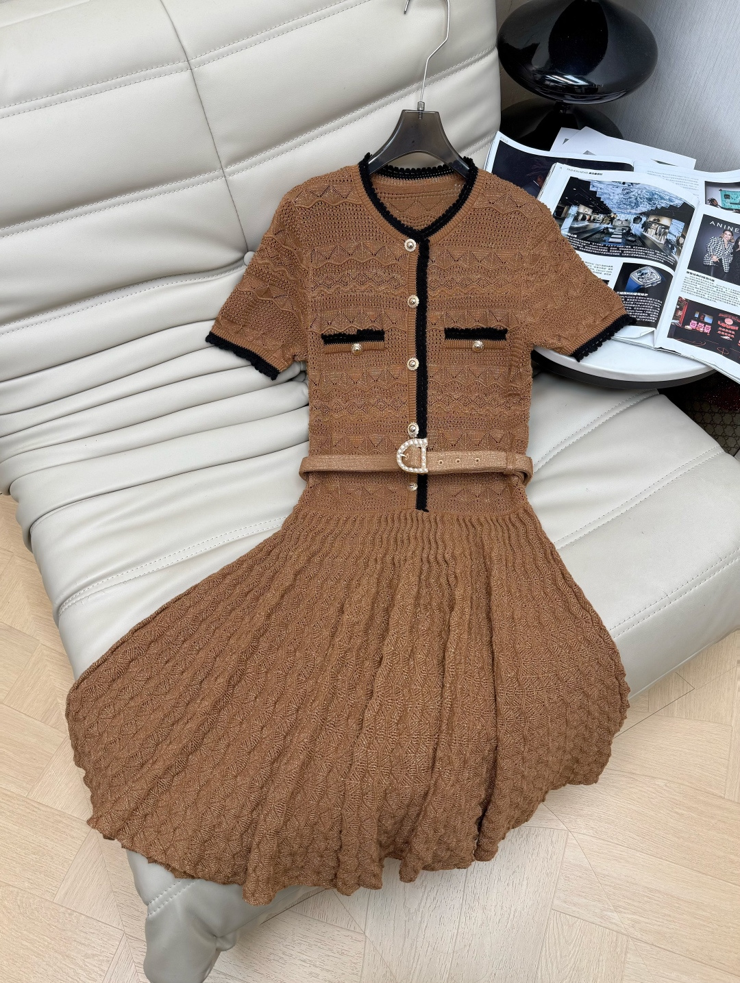 NO:870381,2026SS mocha amber knitted skirt, made of hollow textured knitted fabric with delicate luster. Classic small fragrance design, black trim + pearl buttons, full of retro elegance. Waist + A-line pleated skirt, modified body proportions, pear-shaped figure friendly. The same color pearl belt enhances the waistline, making you look slimmer and taller. Short-sleeved round neck, gentle and elegant, is a must-have temperament item. SML,, skirts, T-shirt,198609092026SS摩卡琥珀针织裙,采用镂空肌理针织面料,带细腻光泽.经典小香风设计,黑色饰边+珍珠纽扣,复古优雅感满满.收腰+A字百褶裙摆,修饰身形比例,梨形身材友好.同色珍珠腰带提升腰线,显瘦又显高.短袖圆领 温柔又不失贵气,是必入气质单品.SML,,skirts,T-shirt,,Women's clothing