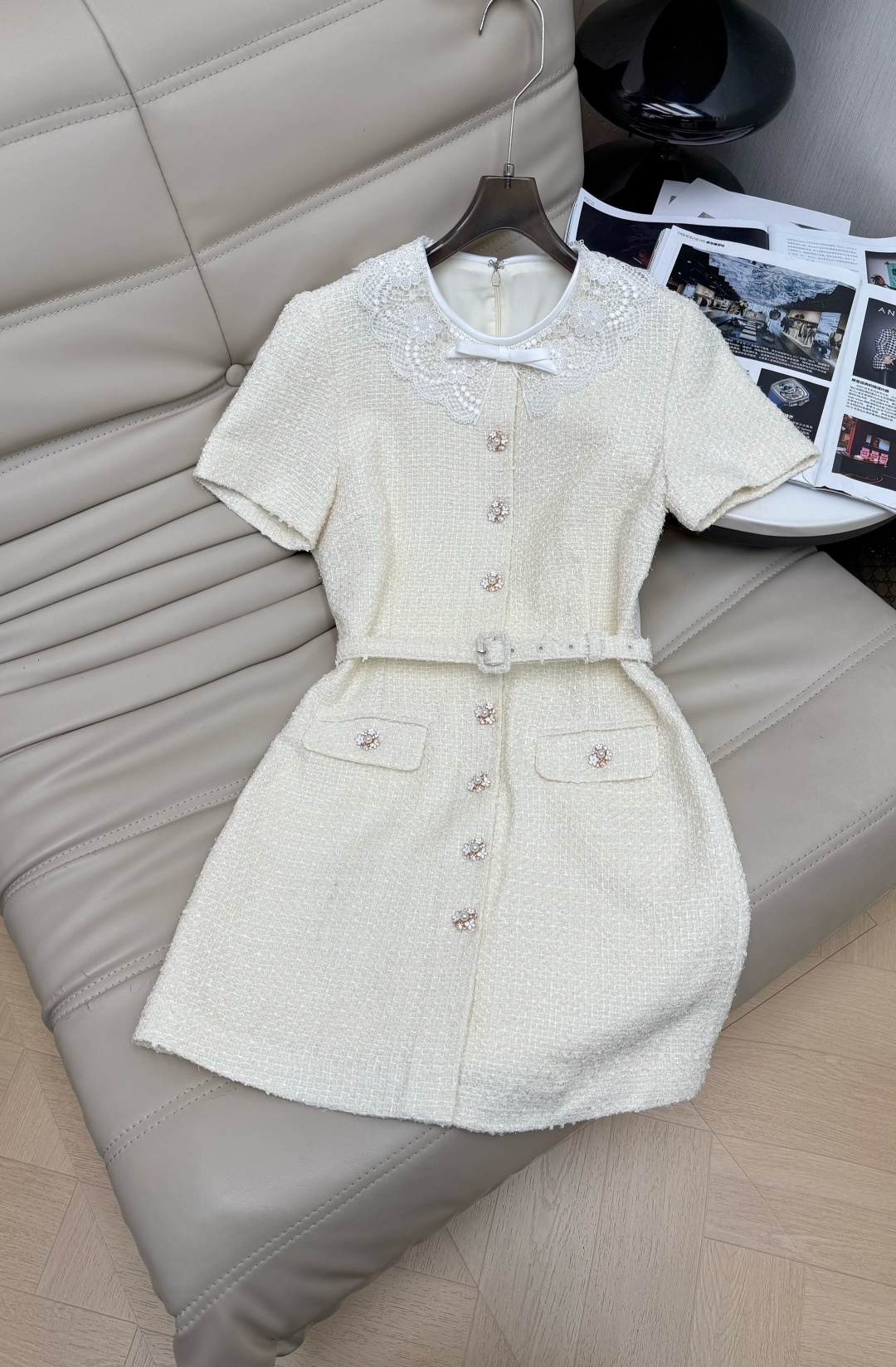 NO:871354,26—The tweed dress is thick and textured. It has short sleeves and a round neck design, with bows and hollow patterns. It has an elegant retro feel. The front metal button + belt modifies the body shape. The skirt has symmetrical pockets. It has a French retro atmosphere. SMLXL, skirts, T-shirt,1986090926—粗花呢连衣裙质地厚实有纹理 短袖+圆领设计,配蝴蝶结和镂空花纹,优雅复古感满满 正面金属纽扣+腰带,修饰身形,裙摆对称口袋 法式复古氛围感拉满 SMLXL,,skirts,T-shirt,,Women's clothing