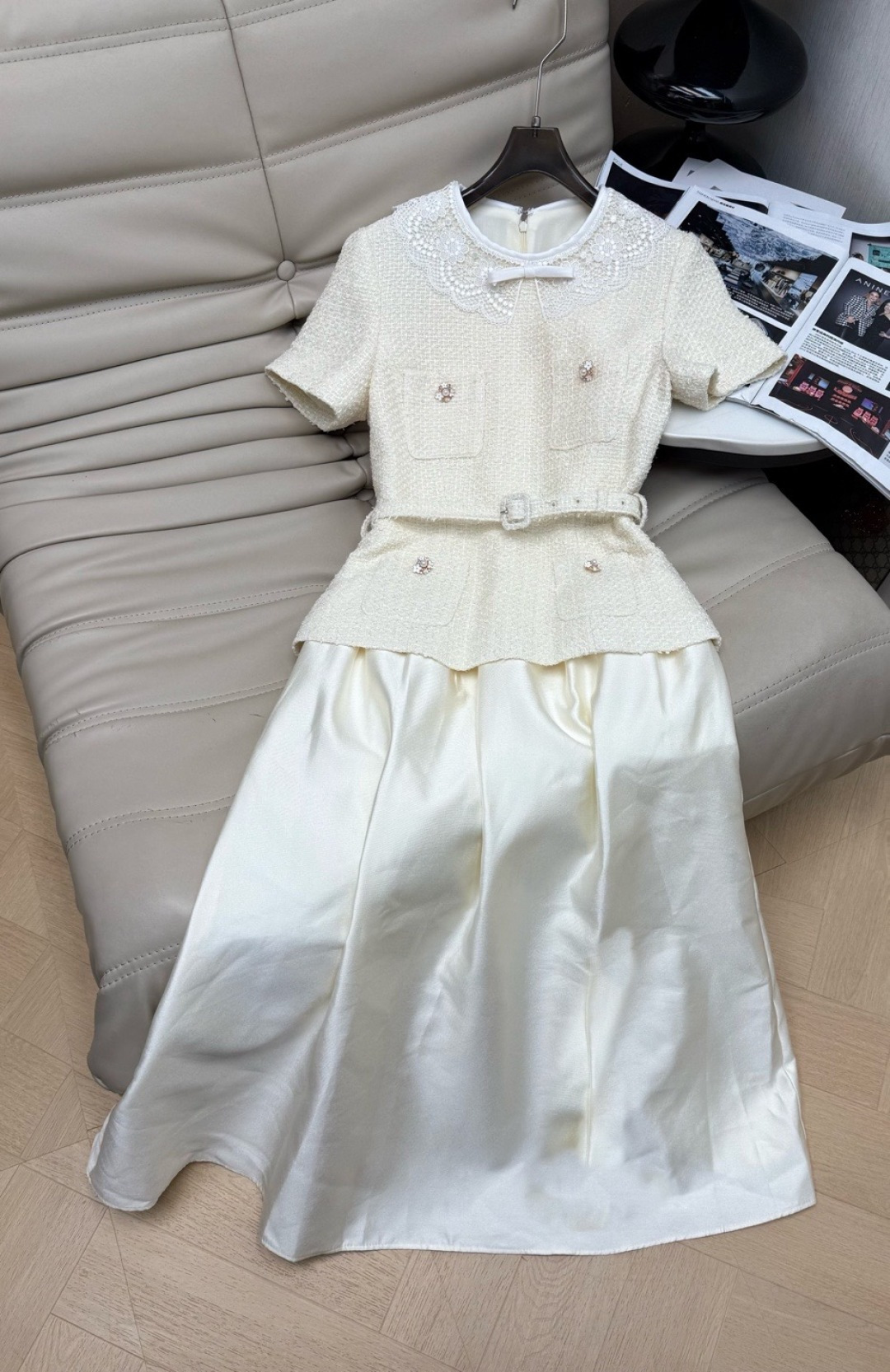 NO:871362,26Ss—The new dress has an off-white main tone and is full of elegance and luxury. The upper body is tweed + doll collar + bow, which is exquisite and retro. The lower body is satin skirt with both drape and luster. The waist design shows off the body curve. A must-have for white and beautiful women~ SMLXL,,skirts,1986090926Ss—新款连衣裙米白色主调 优雅高级感满满.上身粗花呢+娃娃领+蝴蝶结,精致又复古 下身缎面裙摆,垂坠感和光泽感兼具,收腰设计超显身材曲线 白富美必备～ SMLXL,,skirts,,Women's clothing