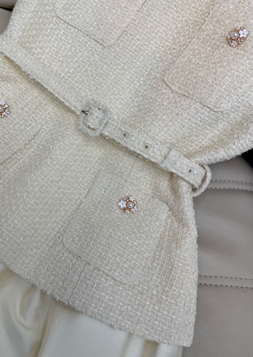 26Ss—新款连衣裙米白色主调 优雅高级感满满。上身粗花呢+娃娃领+蝴蝶结，精致又复古 下身缎面裙摆，垂