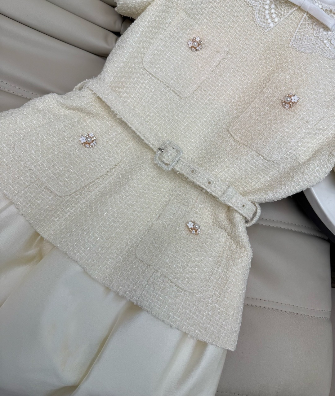 26Ss—新款连衣裙米白色主调 优雅高级感满满。上身粗花呢+娃娃领+蝴蝶结，精致又复古 下身缎面裙摆，垂