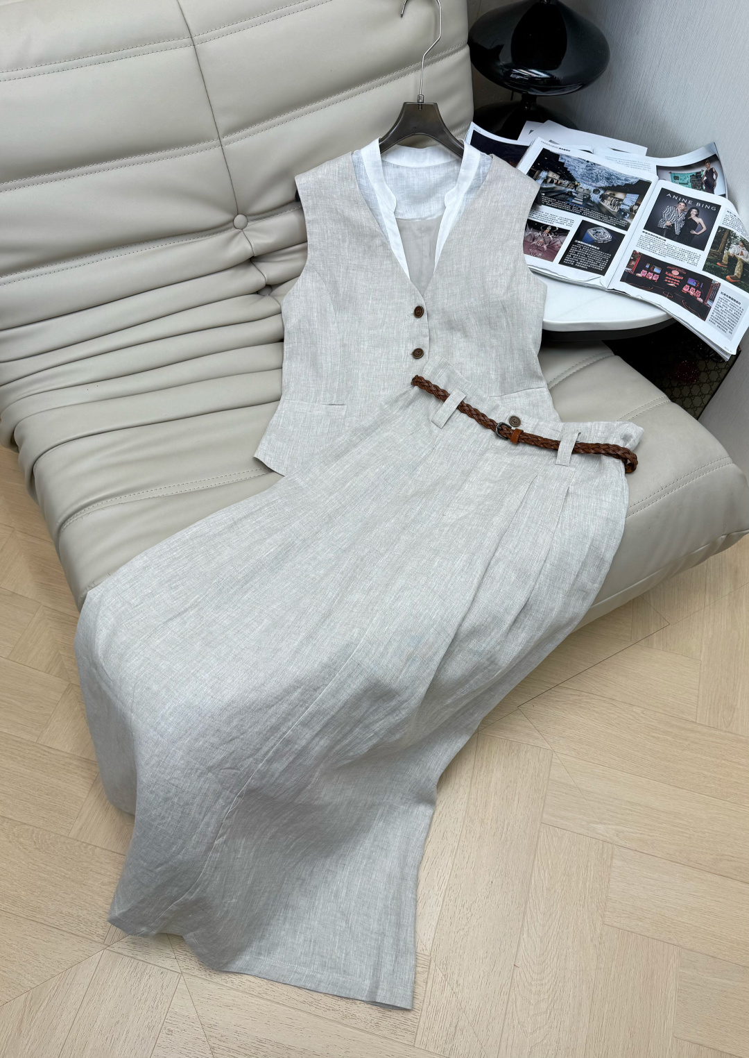 NO:871369,Vest, skirt, 26Ss new linen suit. Single-breasted vest, simple retro style, full V-neck to modify the shoulder and neck lines. Slightly waisted version to make you look slimmer. The skirt is equipped with a hand-woven belt and the hem is the most droopy. It has an elegant atmosphere when you walk. It can be easily controlled by light business. Linen material is skin-friendly and breathable. Must-have SML, skirts, in summer.19860909马甲 半裙 26Ss新款亚麻套装 马甲单排扣简约复古风满满V领修饰肩颈线条 微收腰版型显瘦 半裙配手工编织腰带裙摆垂最感满满走路自带飘逸氛围 轻商务都能轻松驾驭.亚麻材质亲肤透气 夏日必备SML,,skirts,,Women's clothing