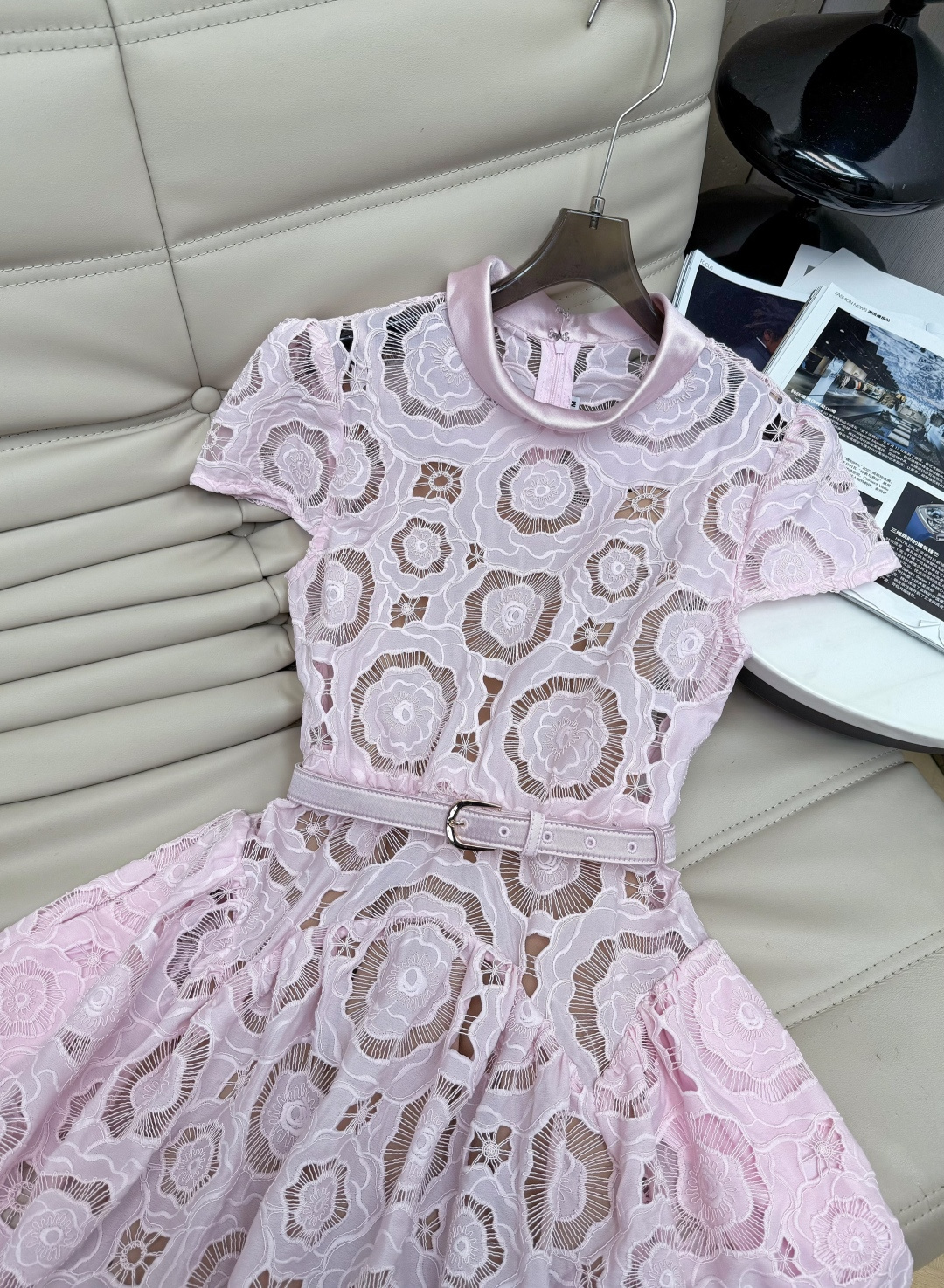 2026春夏张元英同款粉色蕾丝裙(配吊带两件套）重工镂空蕾丝+复古圆形花纹，朦胧氛围感满分 小高领+短袖