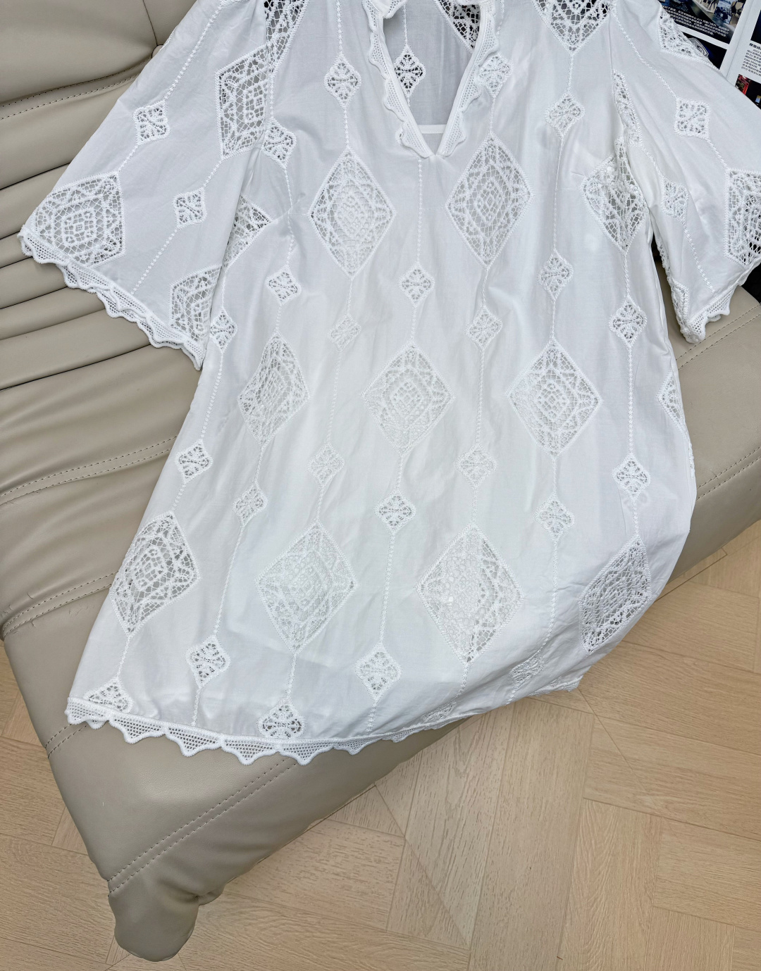 26Ss—新款白色镂空刺绣连衣裙 采用纯棉面料 透气舒适 V领+短袖设计，法式复古感满满，镂空花边和几何