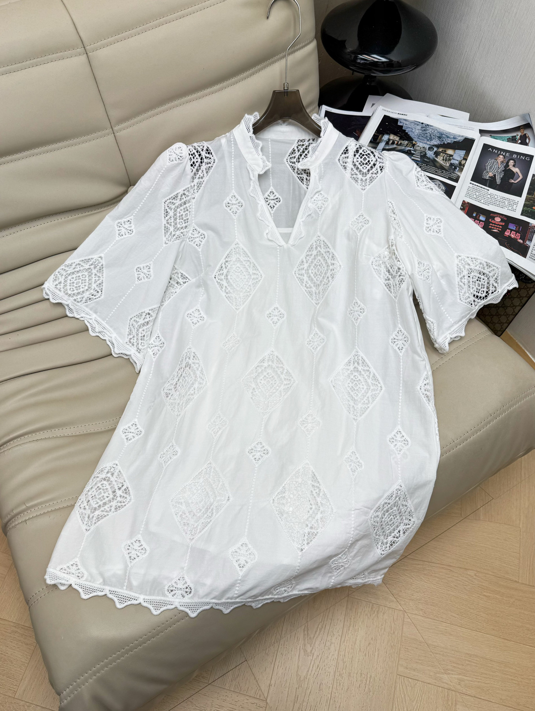 NO:873893,26Ss—New white hollow embroidered dress. It is made of pure cotton fabric. It is breathable and comfortable. It has a V-neck + short-sleeved design, full of French retro feel. The hollow lace and geometric embroidery details are super exquisite. The skirt is loose and flatters the figure. It is super tolerant and has a romantic atmosphere!  SML,,skirts,T-shirt,1986090926Ss—新款白色镂空刺绣连衣裙 采用纯棉面料 透气舒适 V领+短袖设计,法式复古感满满,镂空花边和几何刺绣细节超精致 裙摆宽松修饰身形 包容性超级强 烂漫氛围感直接拉满！ SML,,skirts,T-shirt,,Women's clothing