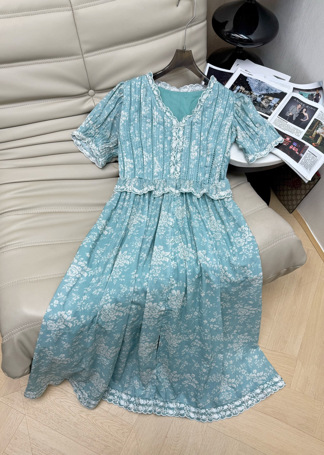 NO:873900,26Ss new retro floral skirt with blue-green tone + white floral, full of oil painting feeling, full of romantic atmosphere!  Light and breathable fabric, lace + pleat details are super exquisite, V-neck + short sleeve design, modify the neck line, super comfortable to wear in spring and summer. The skirt length is just right, it is perfect for daily life, vacation and photo taking, retro and practical. Recommend SML, skirts, T-shirt,1986090926Ss新款复古碎花裙蓝绿色调+白色碎花,油画感满满,浪漫氛围直接拉满！轻薄透气面料,蕾丝边+褶皱细节超精致 V领+短袖设计,修饰颈部线条,春夏穿超舒服.裙摆长度刚好,日常、度假、拍照都很出片,复古又实用 推荐SML,,skirts,T-shirt,,Women's clothing