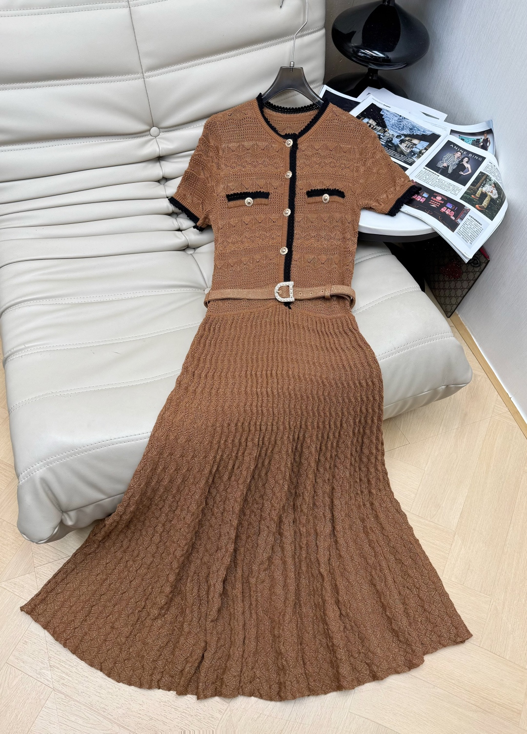 NO:876531,2026 Mocha Amber Knitted Skirt, made of soft and skin-friendly knitted fabric, full of texture, slightly shimmering in the sun and super texture. Small fragrance design, black contrast trim + metal buttons, perfect retro elegance. High-waisted A-line pleated skirt, modified body proportions, pear-shaped body friendly, adjustable belt, easy to create a high waistline. Mocha Amber color has low saturation, gentle and not picky on skin tone. Recommended SML,,skirts,198609092026摩卡琥珀针织裙,采用柔软亲肤针织面料,肌理感十足,阳光下微闪超有质感.小香风设计,黑色撞色饰边+金属纽扣,复古优雅满分.高腰A字百褶裙摆,修饰身形比例,梨形身材友好,腰带可调节,轻松打造高腰线.摩卡琥珀色低饱和度,温柔不挑肤色 推荐SML,,skirts,,Women's clothing