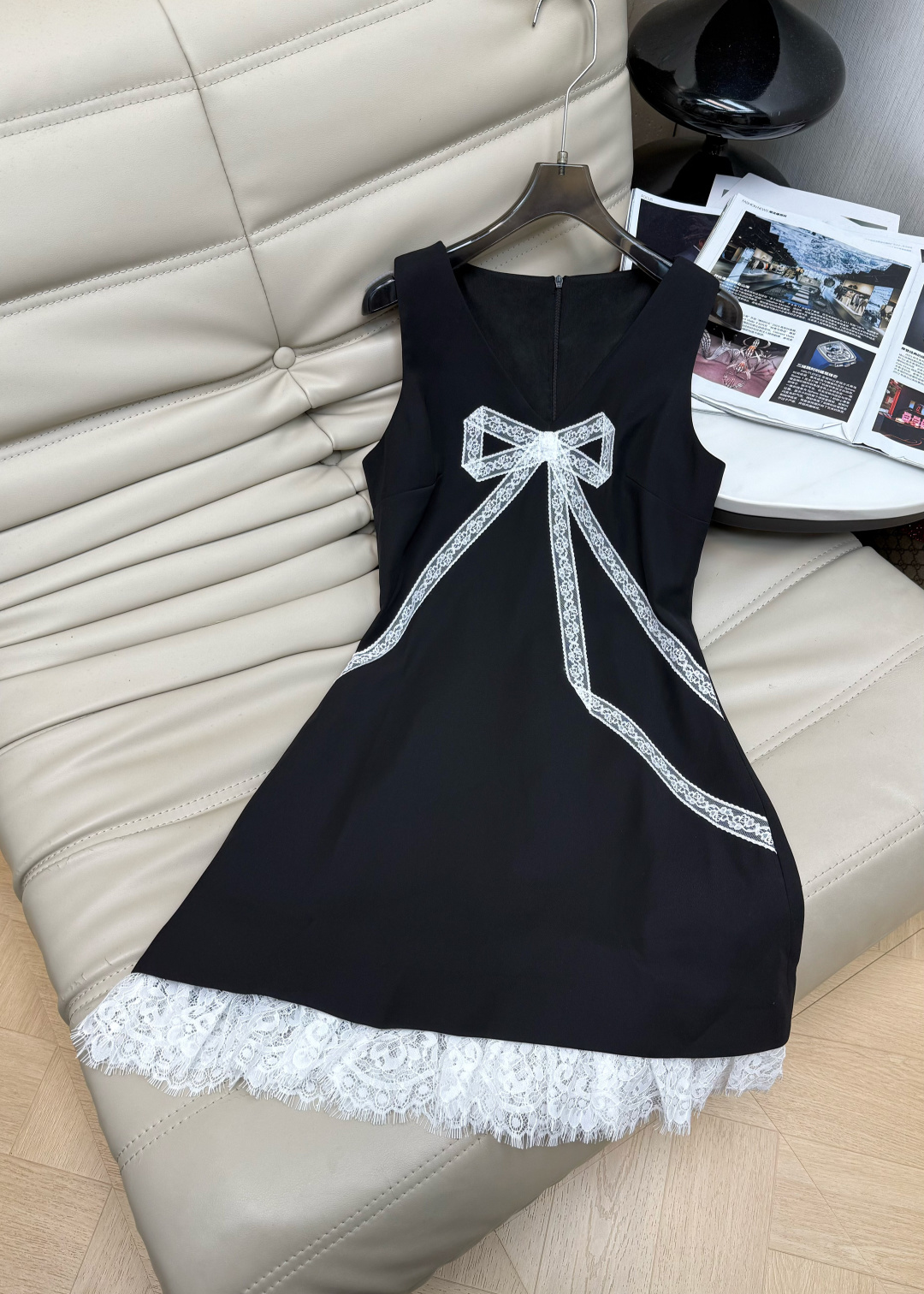 NO:876564,2026 series little black dress, black sleeveless + V-neck design, white lace bow on the chest is super eye-catching, the skirt is spliced ​​with lace, and the details are perfect. High-fastness fabric, slimming and slimming, the A-line version is super friendly to pear-shaped figures, modifies the waistline and covers the flesh!  It can be easily worn on dates, dinner parties, and light dresses. It is sweet, cool and elegant at the same time. It is a classic and popular model of SP family and a must-have for fashionable girls!  SML,,skirts,198609092026系列小黑裙,黑色无袖+V领设计,胸前白色蕾丝蝴蝶结超吸睛,裙摆拼接蕾丝花边,细节满分.高牢度面料,修身显瘦,A字版型对梨形身材超友好,修饰腰线又遮肉！约会、晚宴、轻礼服都能轻松驾驭,甜酷优雅兼具,是SP家经典热门款,时尚女孩必入！SML,,skirts,,Women's clothing