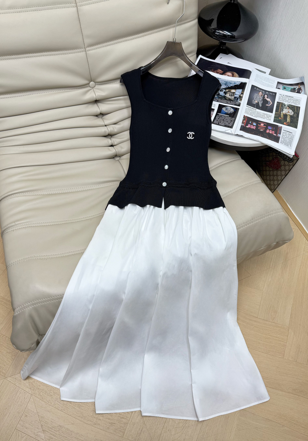 NO:877492,The popular 26Ss black and white color matching dress is full of French elegance!  The upper body is a black sleeveless vest with white buttons and a delicate small brooch. It is simple and detailed. The lower body is made of pure cotton and has a large skirt. It is light and elegant, and the black and white contrasting colors are super classic and durable. The waist design shows your figure. It is a must-have and versatile wardrobe item!  Recommend SML,,skirts,brooch,breastpin,19860909爆款26Ss黑白拼色连衣裙 法式优雅风满满！上身黑色无袖背心+白色纽扣,配精致小胸针 简约又有细节感 下身纯棉面料大裙摆 轻盈飘逸,黑白撞色超经典耐看 收腰设计显身材 是衣橱必备百搭款！推荐SML,,skirts,brooch，breastpin,,Women's clothing