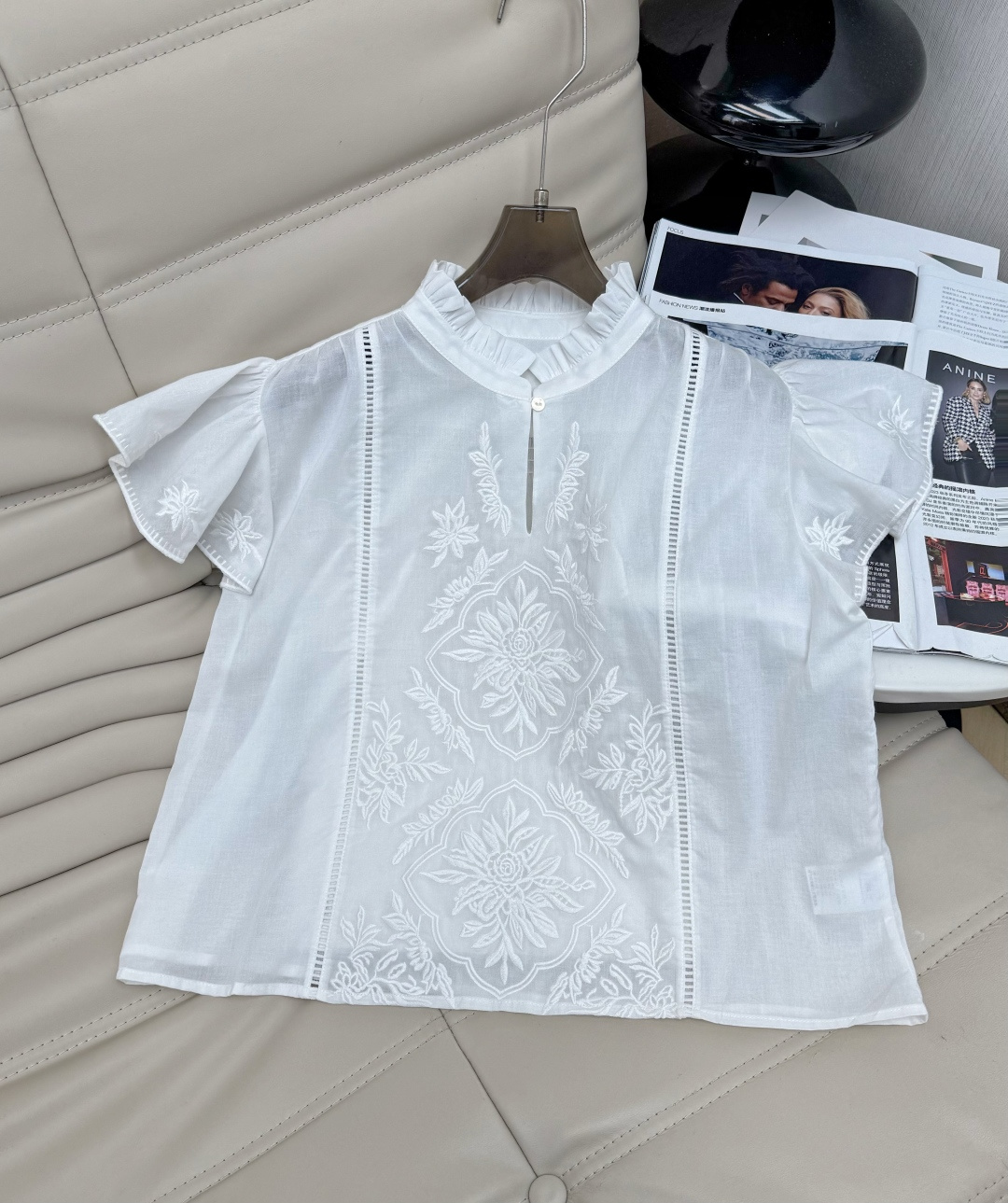 NO:877496,26Ss's new embroidered short-sleeved top is made of light cotton fabric, breathable and comfortable. The small stand-up collar + ruffle design is retro and feminine. The cuffs are also ruffled. The details are full of floral embroidery on the front. The craftsmanship is exquisite and adds elegance. The small placket design makes it easy to put on and take off. It goes well with skirts or high-waisted pants~SML.,,skirts,T-shirt,1986090926Ss新款刺绣短袖上衣 采用轻薄棉质面料透气舒适 小立领+荷叶边设计,复古又柔美,袖口也是荷叶边,细节满分正面花卉刺绣,工艺精致,增添优雅气质.小开襟设计,穿脱方便搭配裙装或高腰裤都很出彩哦～SML.,,skirts,T-shirt,,Women's clothing