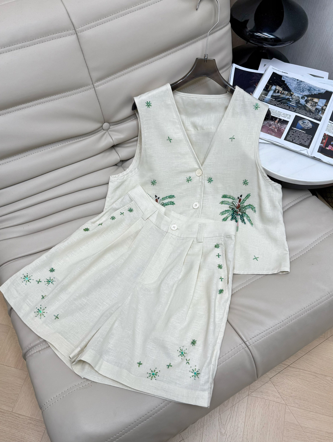 NO:877500,26 spring and summer series hand embroidered vest set sleeveless vest + shorts, cotton and linen blended material, light and breathable, perfect for spring and summer!  V-neck vest + button placket, green coconut tree embroidery has a super tropical atmosphere, shorts are simple and versatile, hand-embroidered details + retro design, comfortable and artistic. Recommend SML vest MB40, pants MB00,,shorts,1986090926春夏系列手绣马甲套装无袖马甲+短裤 棉跟亚麻混纺材质,轻薄透气超适合春夏！马甲V领+纽扣开襟,绿色椰树刺绣超有热带氛围感,短裤简约百搭 手绣细节+复古设计 舒适又有艺术感 推荐SML 马甲MB40 裤子MB00,,shorts,,Women's clothing