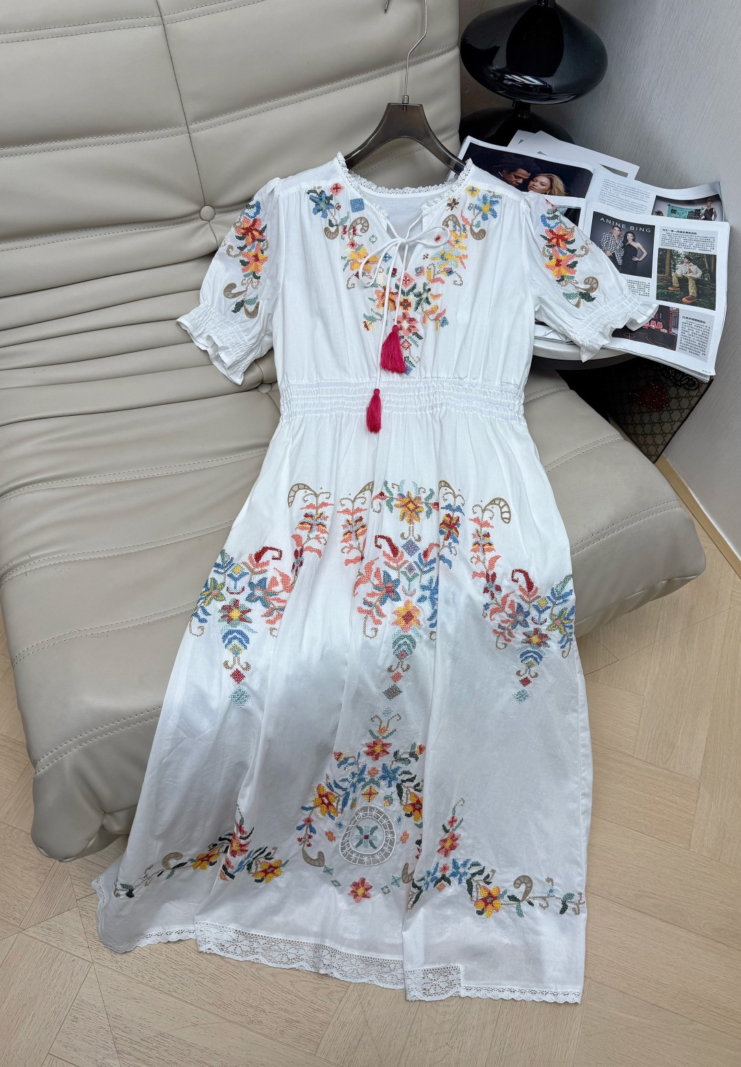NO:877498,26Ss embroidered dress. Made of off-white pure cotton fabric, light and breathable. Colorful floral embroidery + tassel laces on the neckline, full of bohemian style. The waist design is slimming, and the skirt is naturally draped, smart and elegant. The puff sleeves are sweet and modify the arms. It is full of pastoral style. It is great for vacations, daily life, and photo shoots. The French romantic atmosphere is full of SML,,skirts,1986090926Ss刺绣连衣裙 米白纯棉面料,轻盈透气 彩色花卉刺绣+领口流苏系带,波西米亚风满满 收腰设计显瘦,裙摆自然垂坠,灵动飘逸.泡泡袖甜美又修饰手臂,田园风十足,度假、日常、拍照都很出片,法式浪漫氛围感拉满SML,,skirts,,Women's clothing