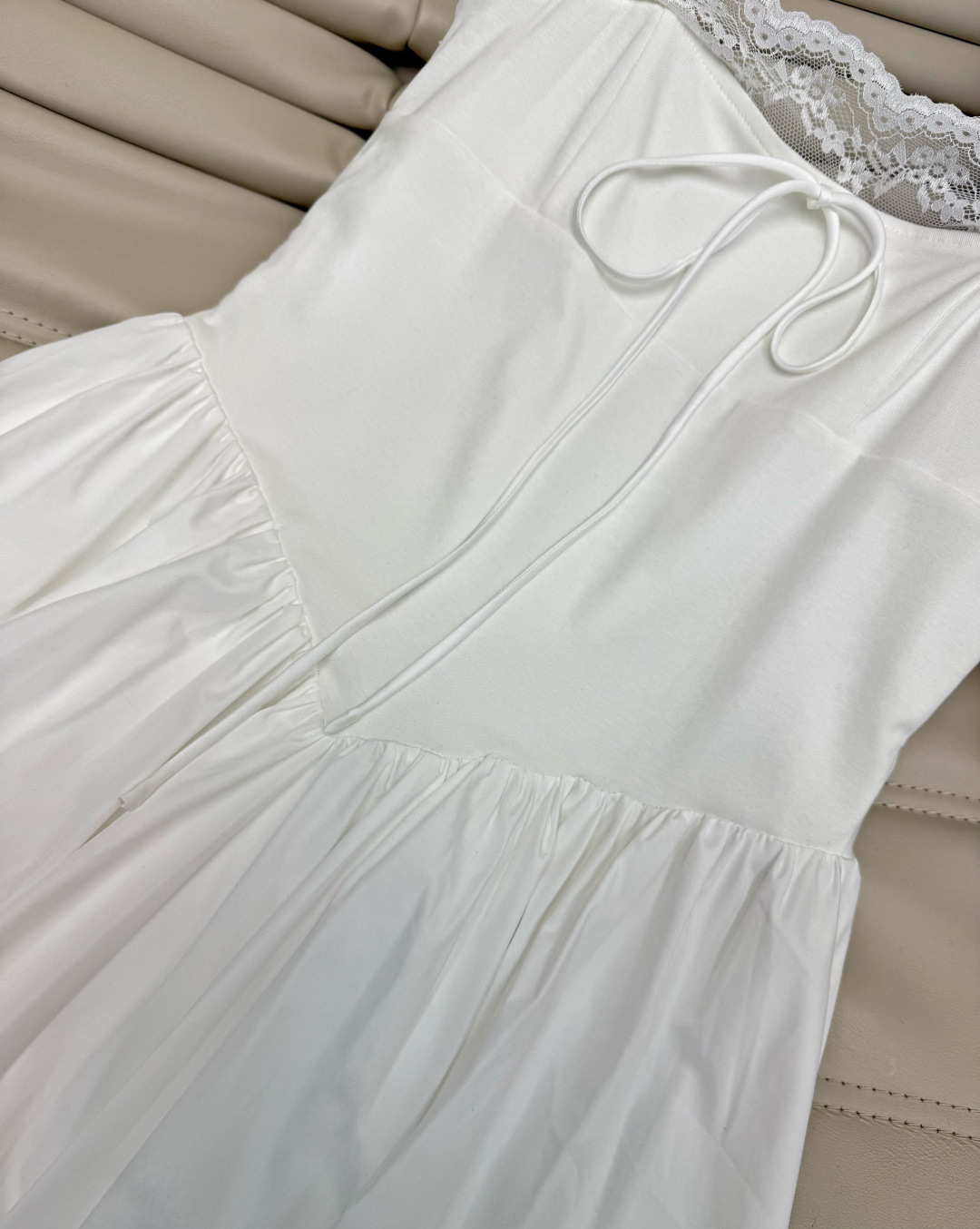 26Ss蕾丝拼接连衣裙 轻盈透气，夏天穿超舒服 法式浪漫氛围感拉满 收腰设计显身材，裙摆自然垂坠，长度刚