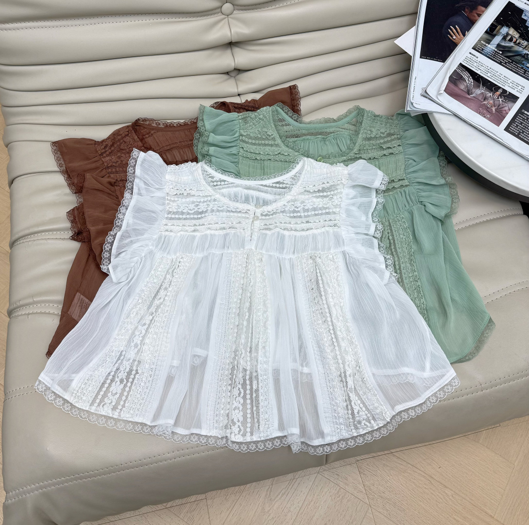 NO:878002,26Ss new lace sleeveless top is light and breathable, a must-have for summer!  The round neck + small flying sleeves design is full of French tenderness. The loose babydoll shape is super slim and very body-friendly. The lace details are exquisite and look great in daily life, vacations and photos. It looks great with denim shorts or long skirts. Three-color SML, skirts, shorts are recommended.1986090926Ss新款拼蕾丝无袖上衣 轻薄透气,夏日必备！圆领+小飞袖设计,法式温柔感满满,宽松娃娃衫版型超显瘦,对身材超友好 蕾丝细节精致,日常、度假、拍照都很出片,搭配牛仔短裤或长裙都很美推荐三色 SML,,skirts,shorts,,Women's clothing