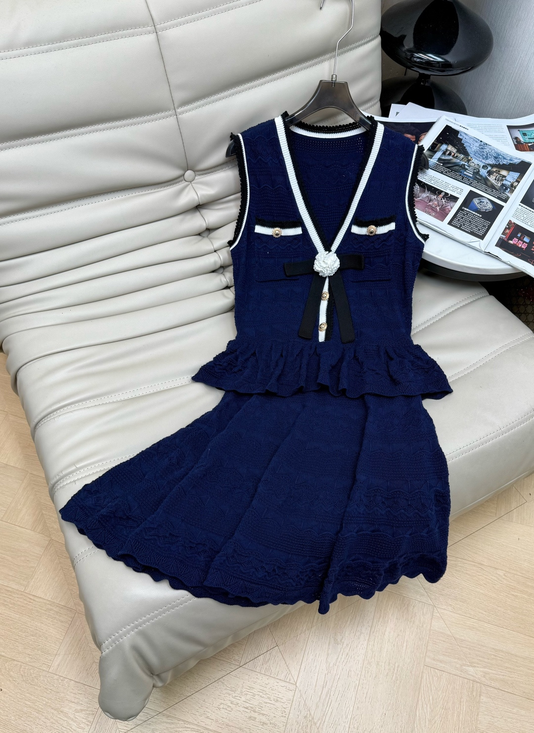NO:877998,310S2026 new knitted dress, hollow knitted fabric + black edges, elegant and fragrant, V-neck sleeveless design, ultra-delicate bow brooch on the chest, ruffled waist + A-line skirt, modified waistline, super friendly to pear-shaped figures!  The fabric is breathable and comfortable, completely OK to wear in summer, full of luxury feeling, practical and high-end. Two colors SML, skirts, brooch, breastpin,19860909310S2026新款针织连衣裙,镂空针织面料+黑色撞边,优雅又有小香风气质 V领无袖设计,胸前蝴蝶结胸针超精致,荷叶边收腰+A字裙摆,修饰腰线,对梨形身材超友好！面料透气舒适,夏天穿完全OK千金感满满,实用又高级 两色SML,,skirts,brooch，breastpin,,Women's clothing