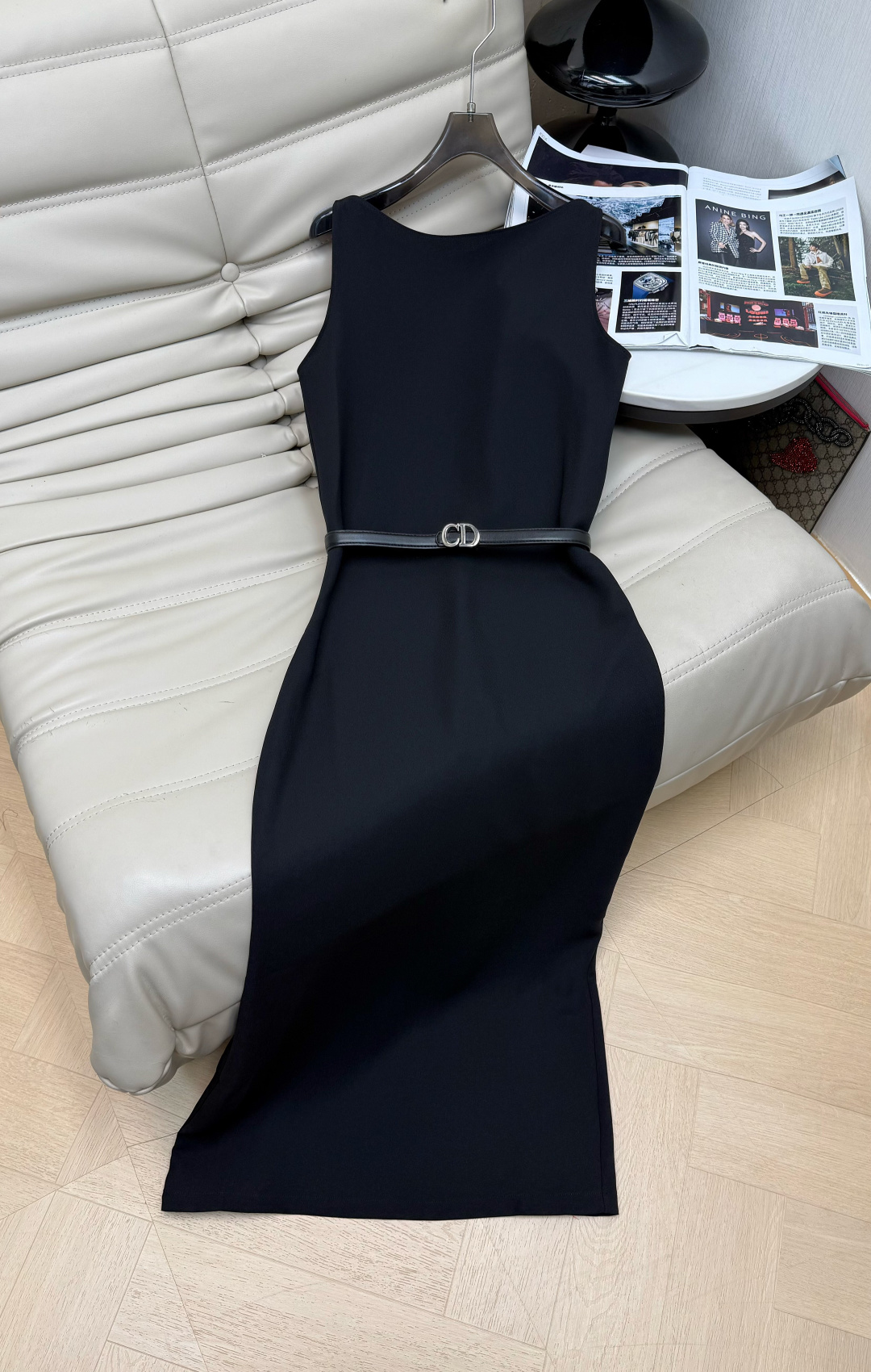 NO:878869,26Ss sleeveless dress is simple and elegant. It has a slim cut and belt design, which easily outlines the waistline, is elegant and shows your figure. The fabric drape smoothly, with a slight luster, and the texture is perfect!  The mid-length + fishtail skirt brings a smart look when walking, and can be easily used in the workplace, commuting, and formal occasions. The metal buckle detail on the belt adds a sense of sophistication. Pair it with pearl jewelry or a suit jacket, and you can easily switch between multiple styles. It is a must-have classic item in your wardrobe!  SML,,skirts,jackets & coats,business suit,1986090926Ss无袖连衣裙简约大方 修身剪裁+腰带设计,轻松勾勒腰线,优雅又显身材 面料垂坠顺滑,带微光泽,质感满分！中长款+鱼尾裙摆,走路自带灵动气息,职场、通勤、正式场合都能轻松驾驭.腰带金属扣细节,精致感up,搭配珍珠饰品或西装外套,轻松切换多种风格,是衣橱必备经典单品！SML,,skirts,jackets & coats,business suit,,Women's clothing