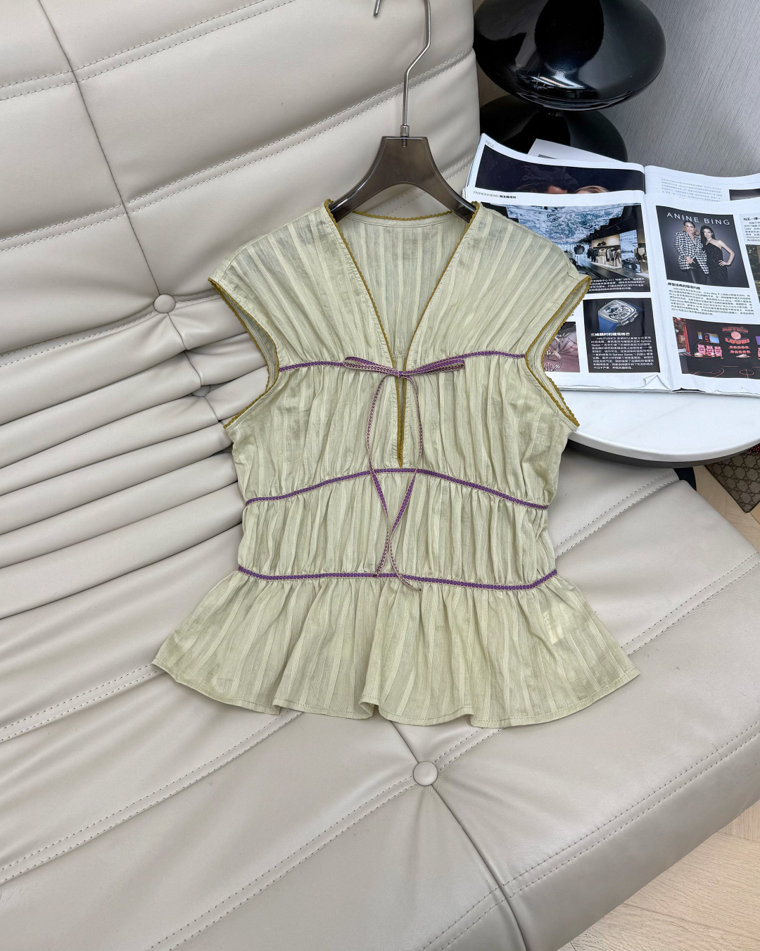 NO:878871,26 spring and summer 'Bodhi Poem' series tops, French V-neck + sleeveless design, light pleated fabric and super breathable, light green with purple laces, fresh and layered, ruffled hem, playful and smart, perfect for spring and summer vacation or daily wear!  Niche design recommended 34-36-38,,1986090926春夏“菩提之诗”系列上衣,法式V领+无袖设计,轻薄褶皱面料超透气,浅绿色配紫色系带,清新又有层次感 荷叶边下摆,俏皮灵动,春夏度假or日常穿搭都很出彩！小众设计 推荐34-36-38,,,Women's clothing