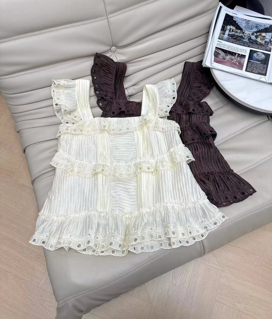 NO:884115,26Ss hollow embroidered vest, light and breathable fabric, exquisite hollow lace + layered ruffles, full of holiday atmosphere. Sleeveless suspender design, super refreshing to wear in summer, available in white and dark brown, looks great with casual pants or skirts 2 colors 34-36-38,,skirts,1986090926Ss镂空刺绣背心,轻薄透气面料,精致镂空花边+层叠荷叶边,度假氛围感满满.无袖吊带设计,夏天穿超清爽,白色和深棕两色可选,搭配休闲裤或裙装都很出片2色 34-36-38,,skirts,,Women's clothing