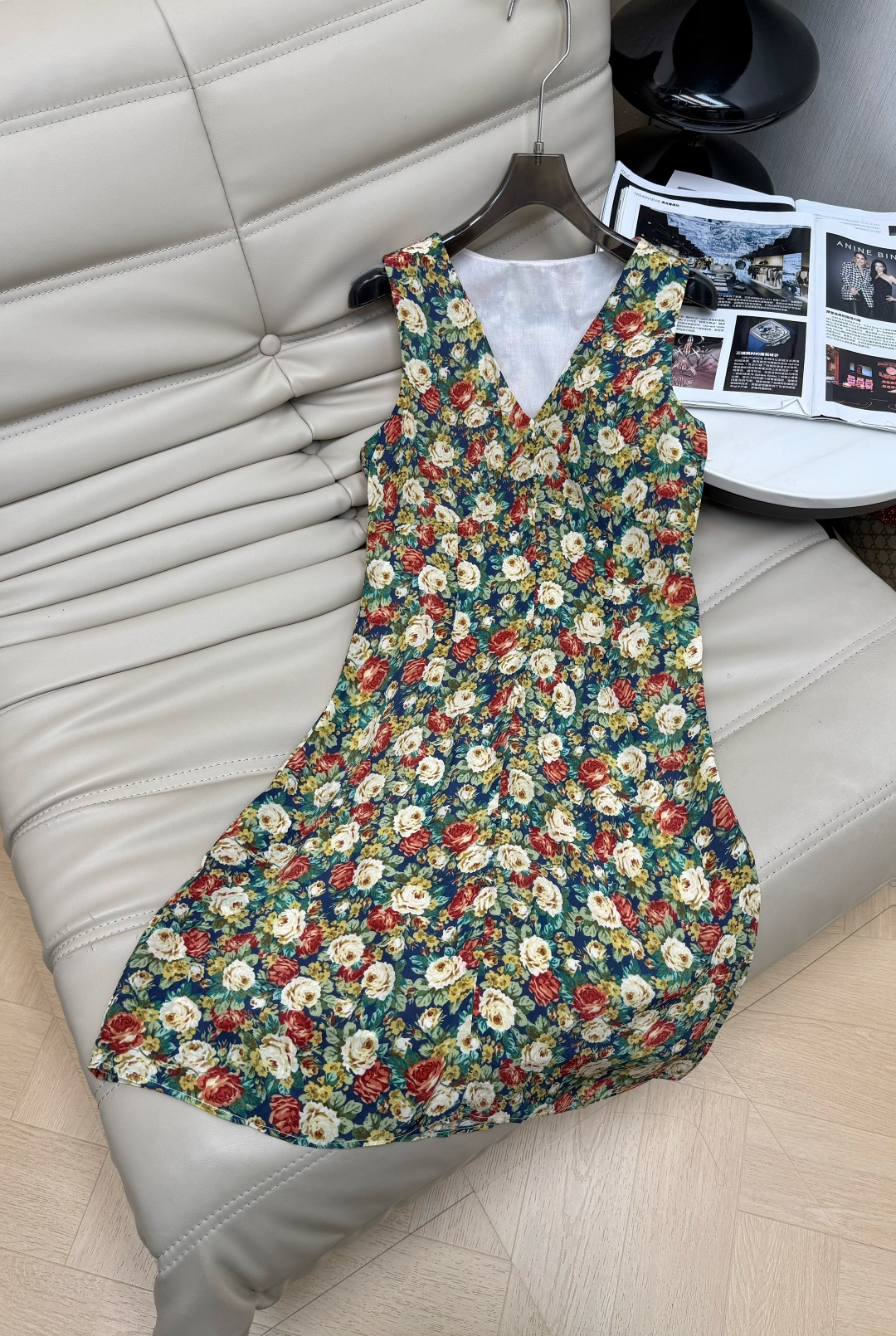 NO:884135,Popular green floral dress, V-neck sleeveless design, retro oil painting-like floral pattern, green background with red and white flowers, full of French pastoral atmosphere. Light and breathable fabric, super comfortable to wear in spring and summer, loose skirt, suitable for daily life or vacation. Paired with straw bag and sandals, you can easily get a natural and casual style. Focus on relaxation and natural beauty, 34-36-38,,sandals,espadrilles,skirts,19860909爆款绿色碎花连衣裙,V领无袖设计,复古油画感碎花图案,绿色底色配红白花朵,法式田园氛围感满满.轻薄透气面料,春夏穿超舒服,裙摆宽松,日常或度假都很适合.搭配草编包、凉鞋,轻松get自然随性风.主打松弛感和自然美,34-36-38,,sandals,espadrilles,skirts,,Women's clothing
