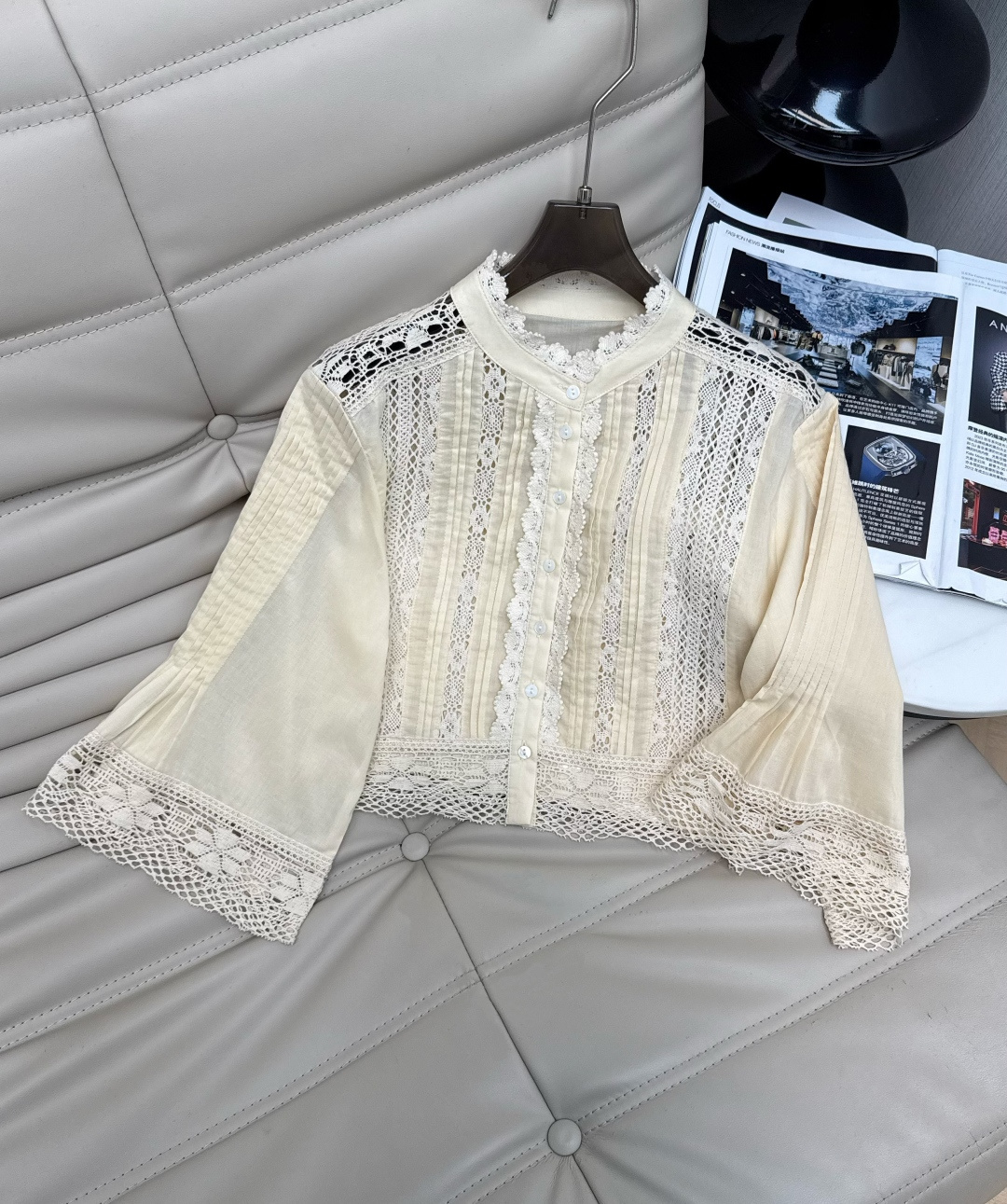 NO:884055,The 26 series of lace shirts are full of French retro style, light and breathable, with exquisite lace embroidery, and super layered cuff and collar designs. Loose cut, comfortable and elegant, perfect for vacation, daily or retro wear ~ The brand is famous for its unique embroidery and lace craftsmanship, 34-36-38,, shirts,1986090926系列蕾丝衬衫法式复古风满满轻盈透气,蕾丝刺绣精致细腻,袖口和领口设计超有层次感.宽松剪裁,舒适又优雅,度假、日常或复古穿搭都很出片～品牌以独特刺绣和蕾丝工艺著称 ,34-36-38,,shirts,,Women's clothing