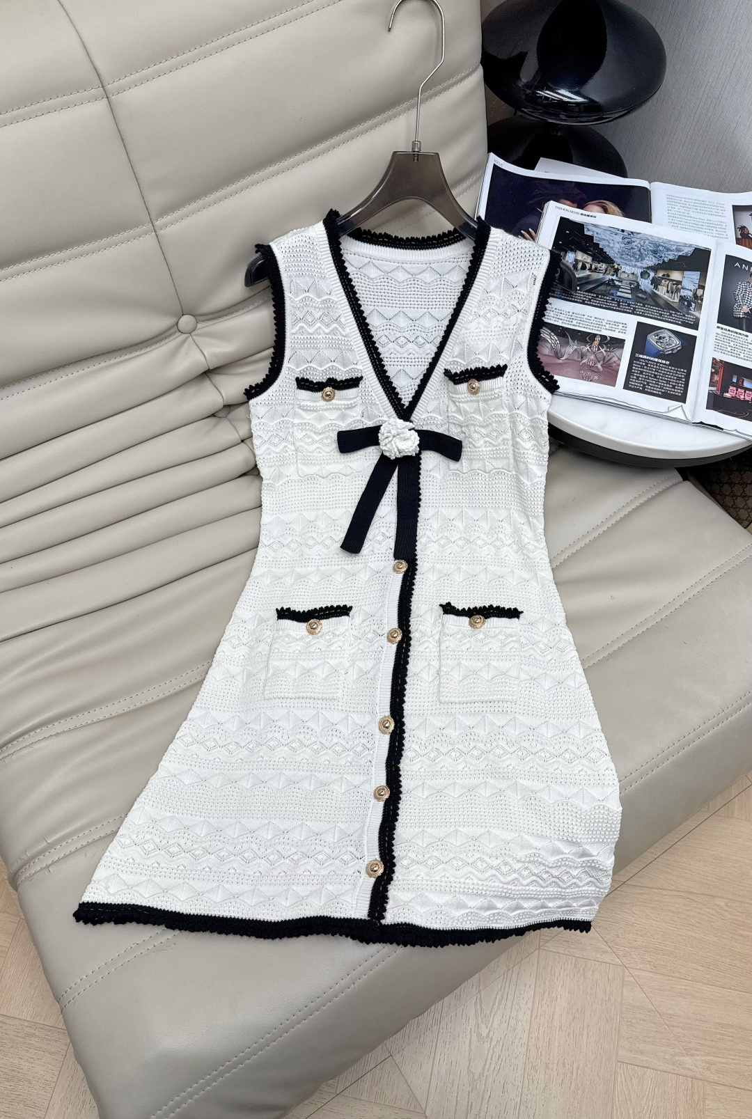 NO:885581,2026 new style small fragrant knitted skirt, ivory white with black trim, elegant and high-end!  V-neck sleeveless + waist cut, modify the shoulder and neck lines, outline the body curve, the hollow knitted fabric is soft and skin-friendly, the camellia bow on the chest is super exquisite, and the pockets + metal buttons are full of details. The skirt is moderate in length and can be easily controlled for commuting, dating, and parties. It goes well with high heels or white shoes. The rich-style atmosphere directly fills SML,, high heels, skirts,198609092026新款小香风针织裙 象牙白配黑色饰边,优雅又高级！V领无袖+收腰剪裁,修饰肩颈线条,勾勒身材曲线镂空针织面料柔软亲肤,胸前山茶花蝴蝶结超精致,口袋+金属纽扣细节满满.裙长适中,通勤、约会、聚会都能轻松驾驭,搭配高跟鞋或小白鞋都很出彩,千金风氛围感直接拉满 SML,,high heels,skirts,,Women's clothing