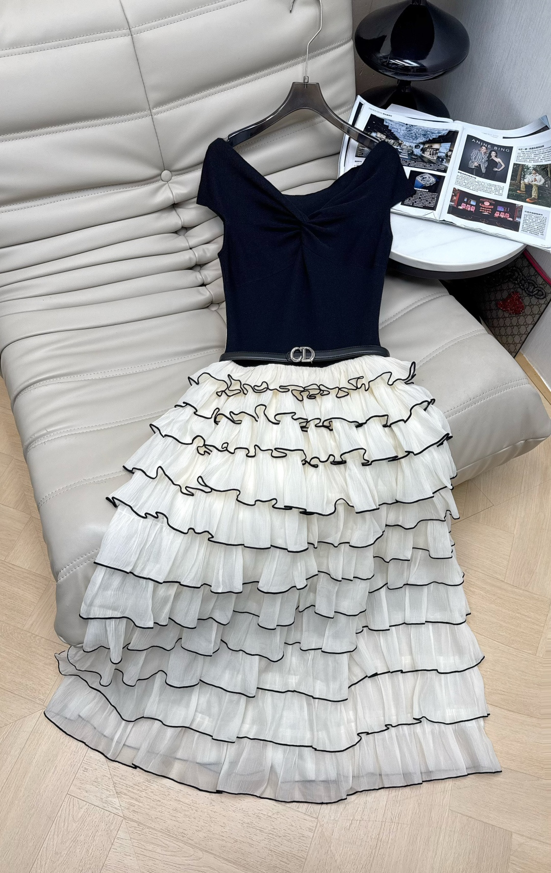NO:885599,The popular black and white patchwork cake skirt, two pieces in total, has a super layered feel!  The upper body is made of thin knitted fabric with a twist at the chest to modify the body shape and the hem is paired with a beige multi-layered cake skirt. It is embellished with black wavy edges. It is elegant and sweet. The skirt is fluffy and flexible. It is very photogenic when vacationing, commuting, and taking photos. It is full of socialite style, has both temperament and age reduction. It is a must-have versatile item in summer. SML,,skirts,19860909爆款黑白拼接蛋糕裙,假两件计超有层次感！上身是薄针织面料胸前扭结修饰身形下摆搭配米色多层蛋糕裙,黑色波浪边点缀,优雅又甜美 裙摆蓬松灵动,度假、通勤、拍照都很出片,名媛风满满,气质与减龄兼具,是夏季必入的百搭单 SML,,skirts,,Women's clothing