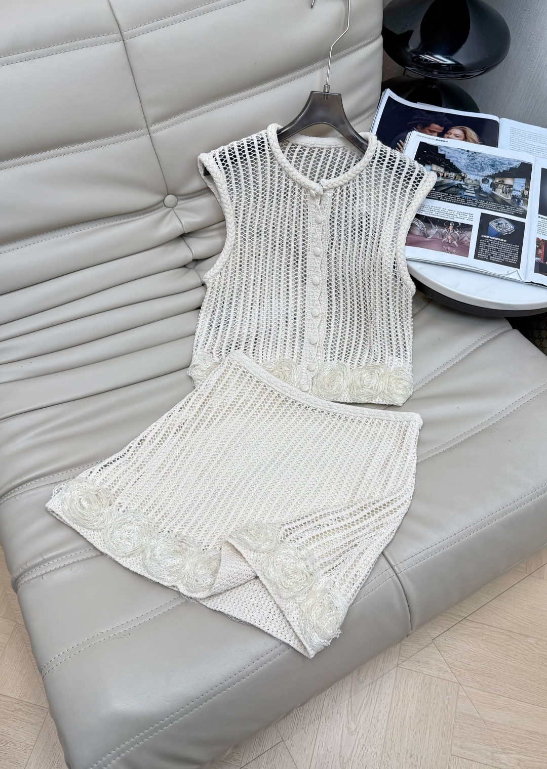 NO:885589,Top, skirt, 26Ss new hollow knitted suit, top and skirt, light and breathable, super comfortable to wear in summer!  The top has a round neck + button design. There are three-dimensional flower embroidery on the hem, which is full of sophistication. There are also flower embroideries on the edge of the skirt. It matches the top and matches perfectly. A set of tops is super age-reducing ~ SML,,skirts,19860909上衣 半裙 26Ss新款镂空针织套装 上衣和短裙,轻薄透气,夏天穿超舒服！上衣是圆领+纽扣设计 下摆有立体花朵刺绣,精致感满满 短裙边缘也有花朵刺绣 和上衣相呼应超搭 一套上身超级减龄～ SML,,skirts,,Women's clothing