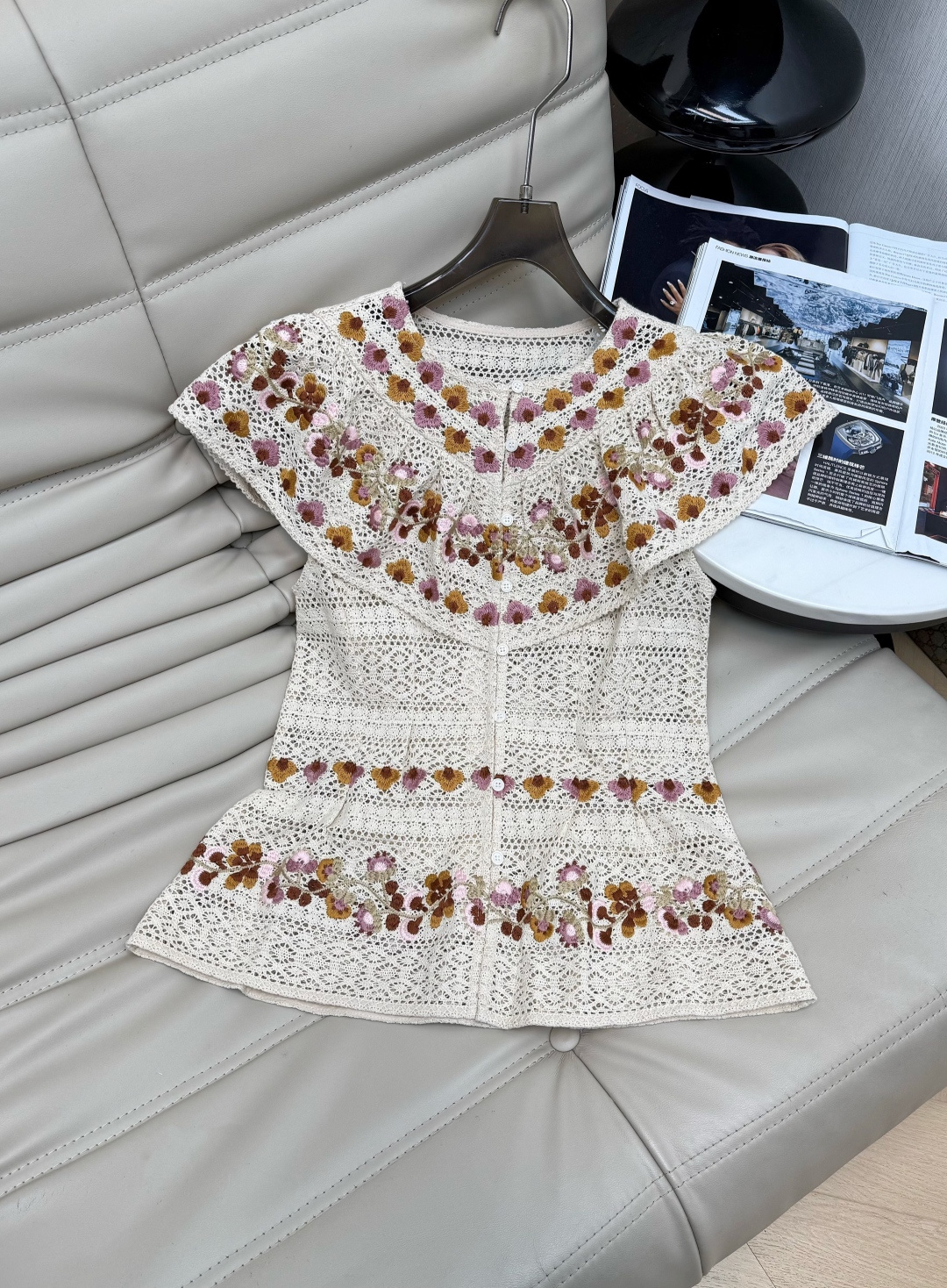 NO:887016,26Ss color hollow flower top adopts exquisite hollow weaving technology, embellished with pink and brown flower cluster embroidery, full of French retro atmosphere. The cotton fabric is light and breathable. The ruffle design adds softness. Elegant and relaxed, with a relaxed French sense of luxury. SML,,1986090926Ss色镂空花朵上衣 采用精致镂空编织工艺 点缀粉棕花簇刺绣,法式复古氛围感满满 棉质面料轻盈透气 荷叶边设计增添柔美气质.优雅又松弛,法式高级感轻松 SML,,,Women's clothing