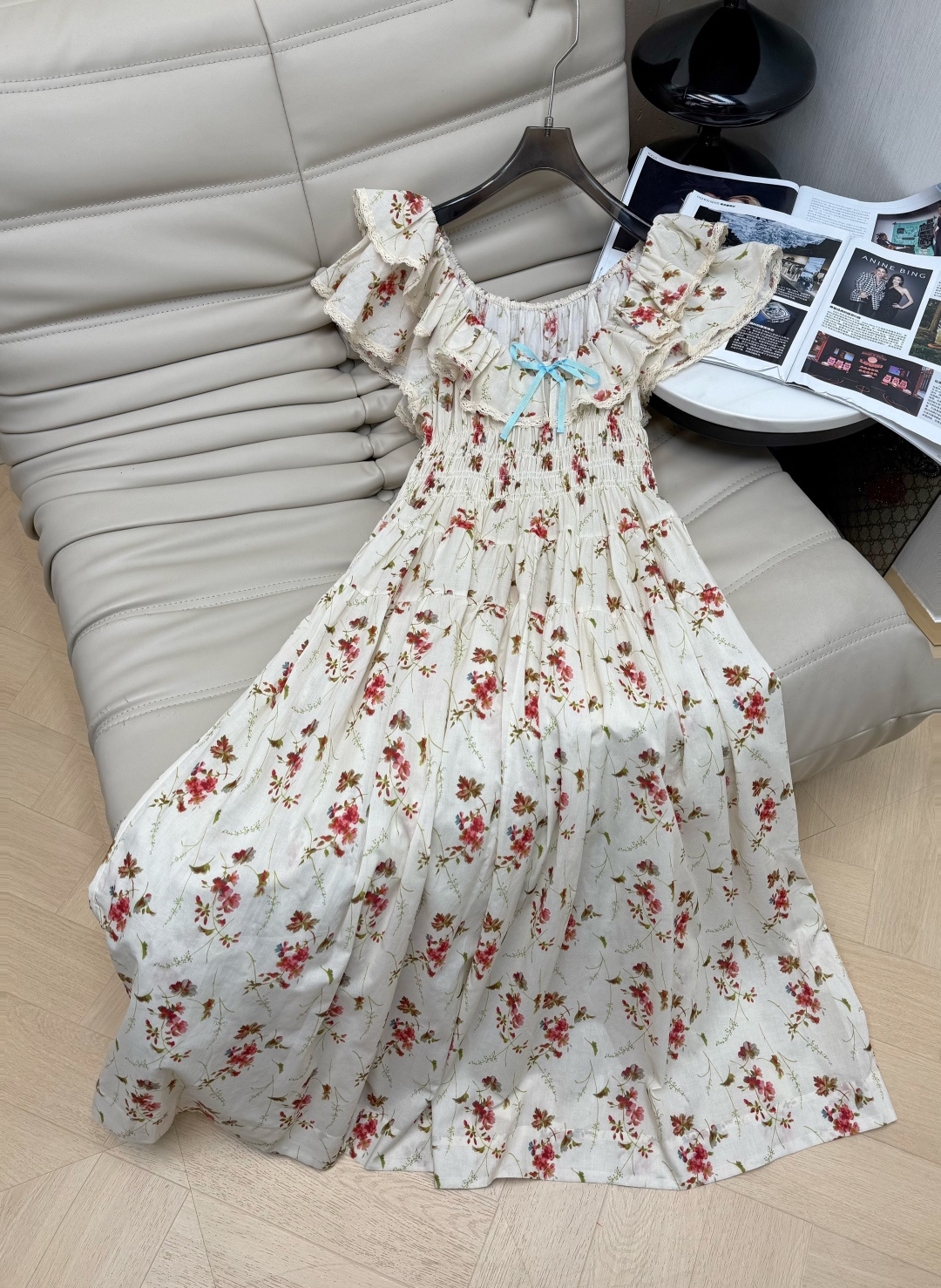 NO:887941,26Ss new floral dress is made of organic cotton, light and breathable, super comfortable to wear in spring and summer!  French pastoral style design, red floral + blue bow, romantic and sweet. The double-layered lotus leaf collar modifies the neck line and can also cover the arms. The puff sleeves are playful and cute, the waist design shows the figure, the skirt is flexible and elegant, and the lace craftsmanship is full of details. It is comfortable and stylish. It is a must-have item in the summer wardrobe!  34-36-38,,skirts,1986090926Ss新款碎花连衣裙 采用有机棉,轻薄透气,春夏穿超舒服！法式田园风设计,红色碎花+蓝色蝴蝶结,浪漫又甜美.双层荷叶领修饰颈部线条,还能遮手臂,泡泡袖俏皮可爱,收腰设计显身材,裙摆大摆灵动飘逸,花边工艺精致 细节满分,舒适又有设计感,是夏日衣橱必备单品！34-36-38,,skirts,,Women's clothing