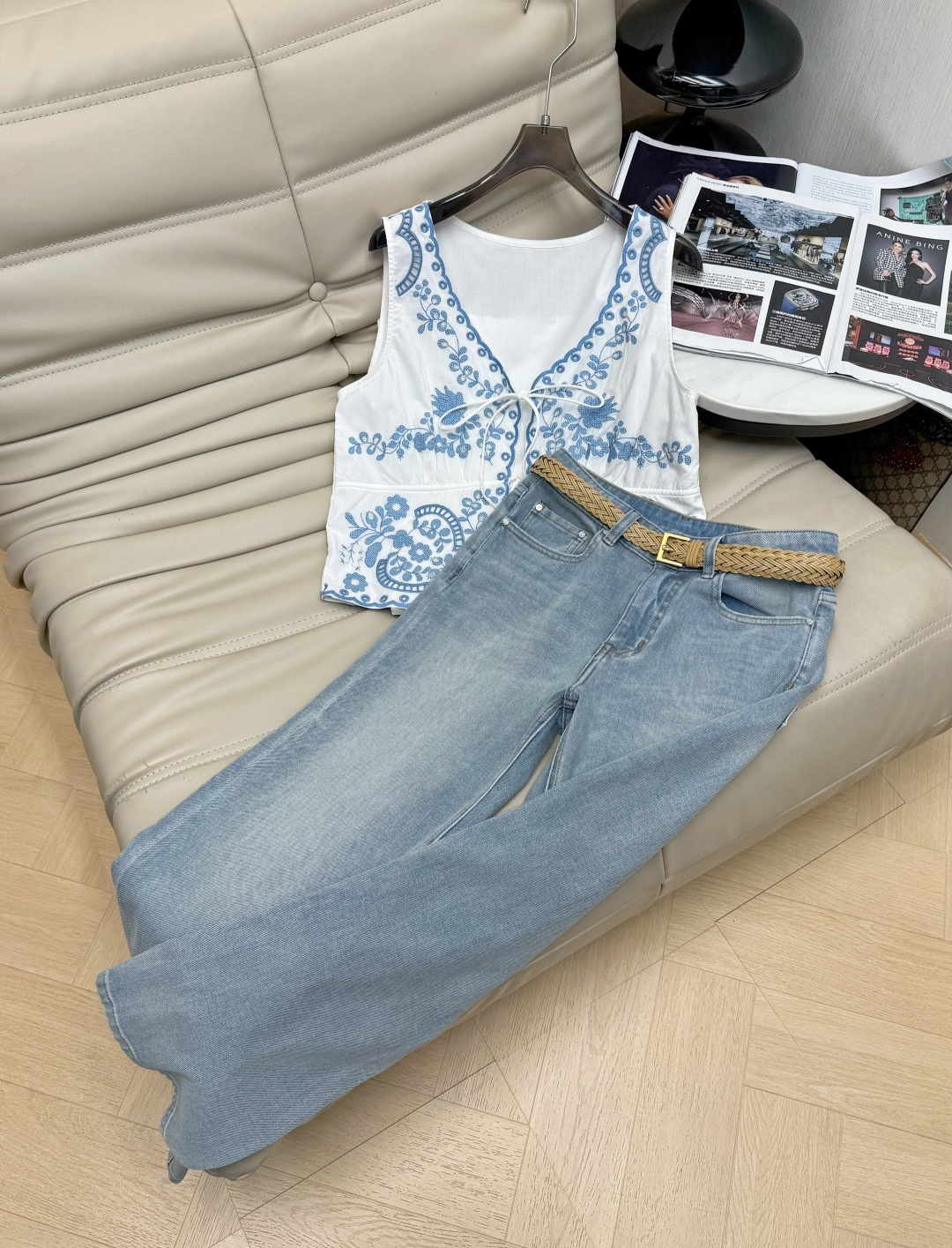 NO:887961,Top p pants 2026Ss French embroidered vest, pure cotton fabric with blue floral embroidery, fresh and elegant with a sense of atmosphere. V-neck tie design, full of details, perfect for spring and summer wear!  Whether paired with a skirt or jeans, you can easily create a French romantic style, which will look great in daily outings and vacation photos. Niche design 34-36-38,,skirts,jeans,19860909上衣 p裤子 2026Ss法式刺绣马甲 纯棉面料蓝色花卉刺绣,清新优雅超有氛围感.V领系带设计,细节满分,春夏穿搭超适合！无论搭裙装还是牛仔裤,都能轻松打造法式浪漫风,日常出街、度假拍照都很出片.小众设计 34-36-38,,skirts,jeans,,Women's clothing